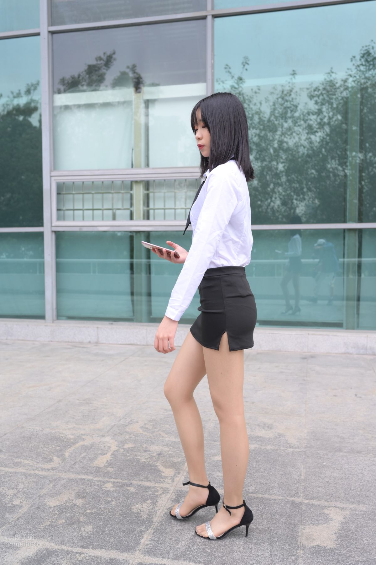 [魔鏡街拍] 084 程生街拍-商城推銷美女長腿肉絲制服 52