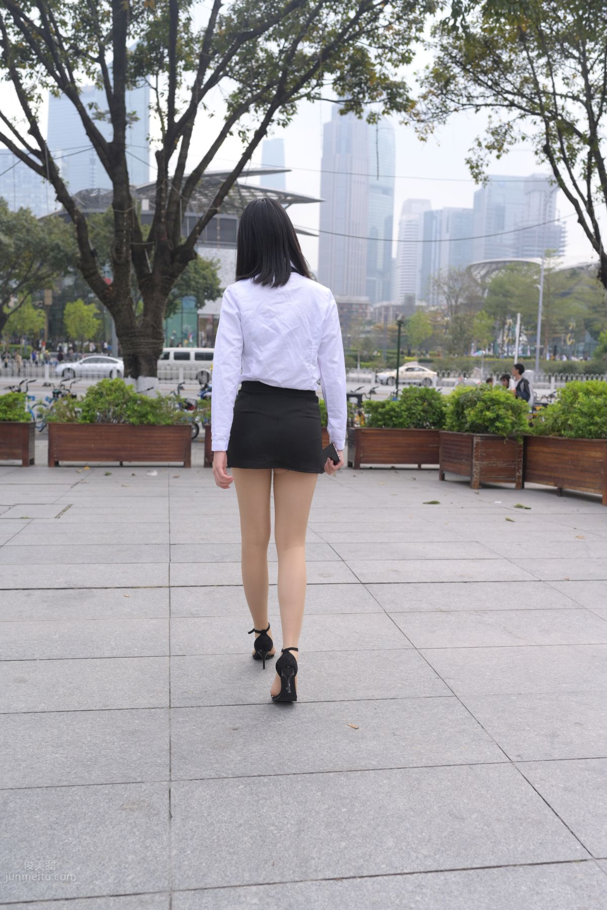 [魔鏡街拍] 084 程生街拍-商城推銷美女長腿肉絲制服 297