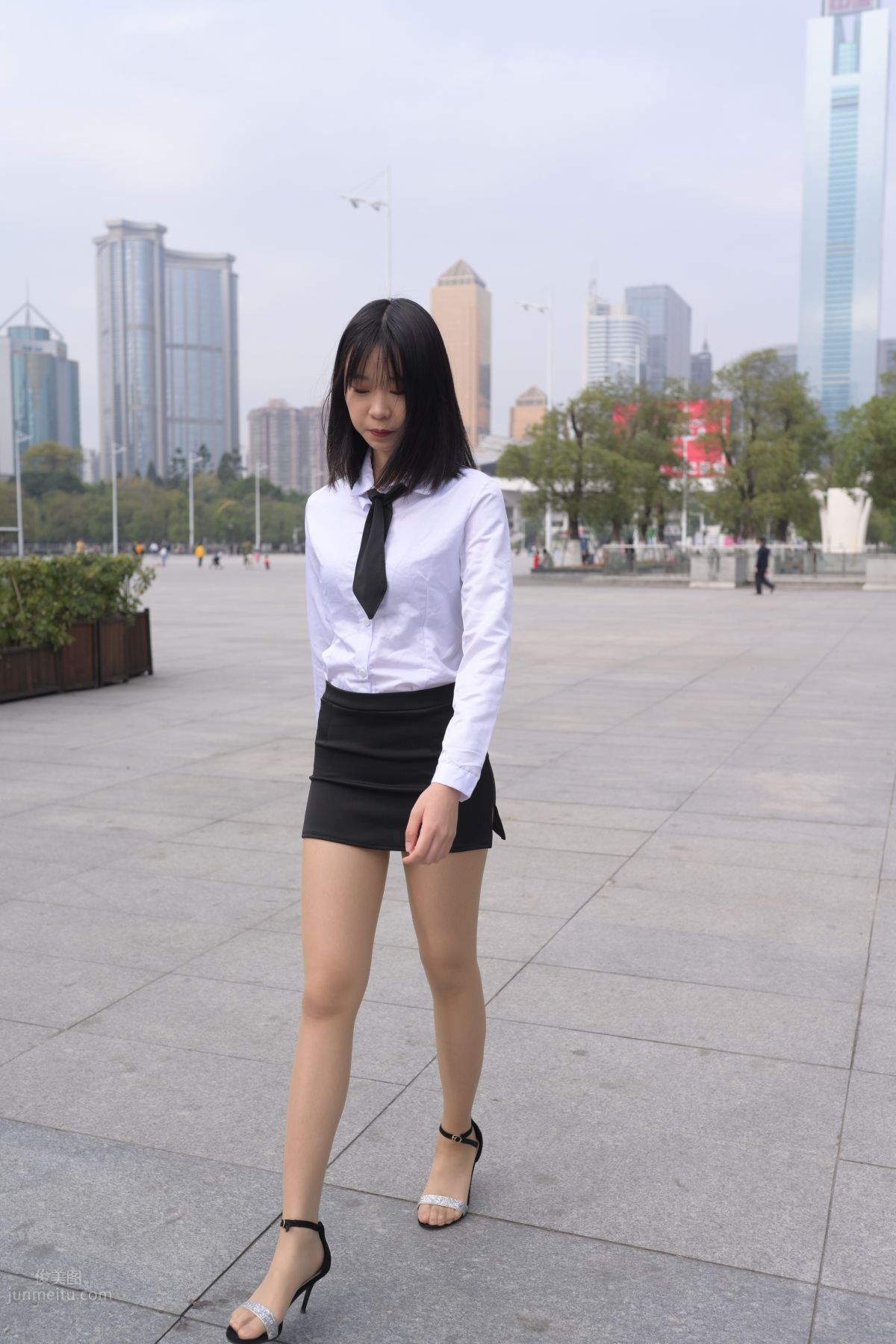 [魔鏡街拍] 084 程生街拍-商城推銷美女長腿肉絲制服 275