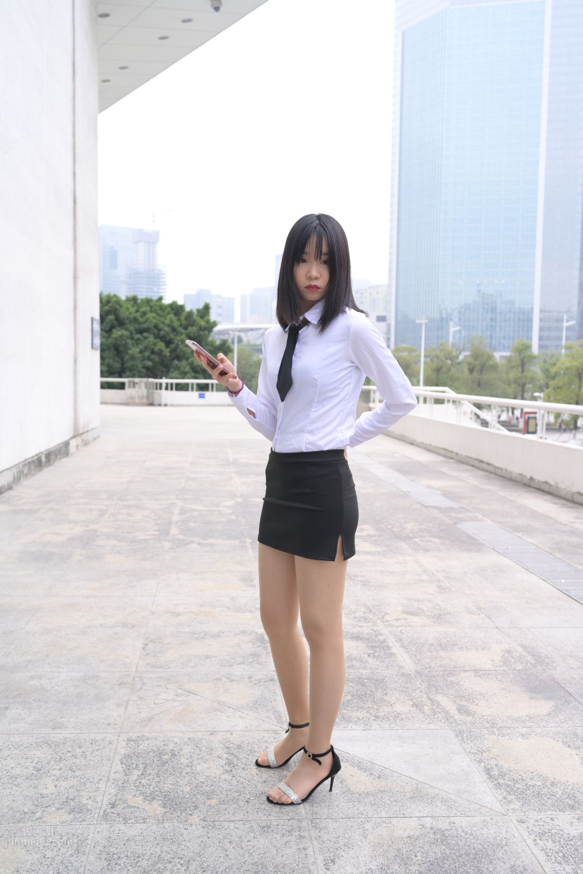 [魔鏡街拍] 084 程生街拍-商城推銷美女長腿肉絲制服 31