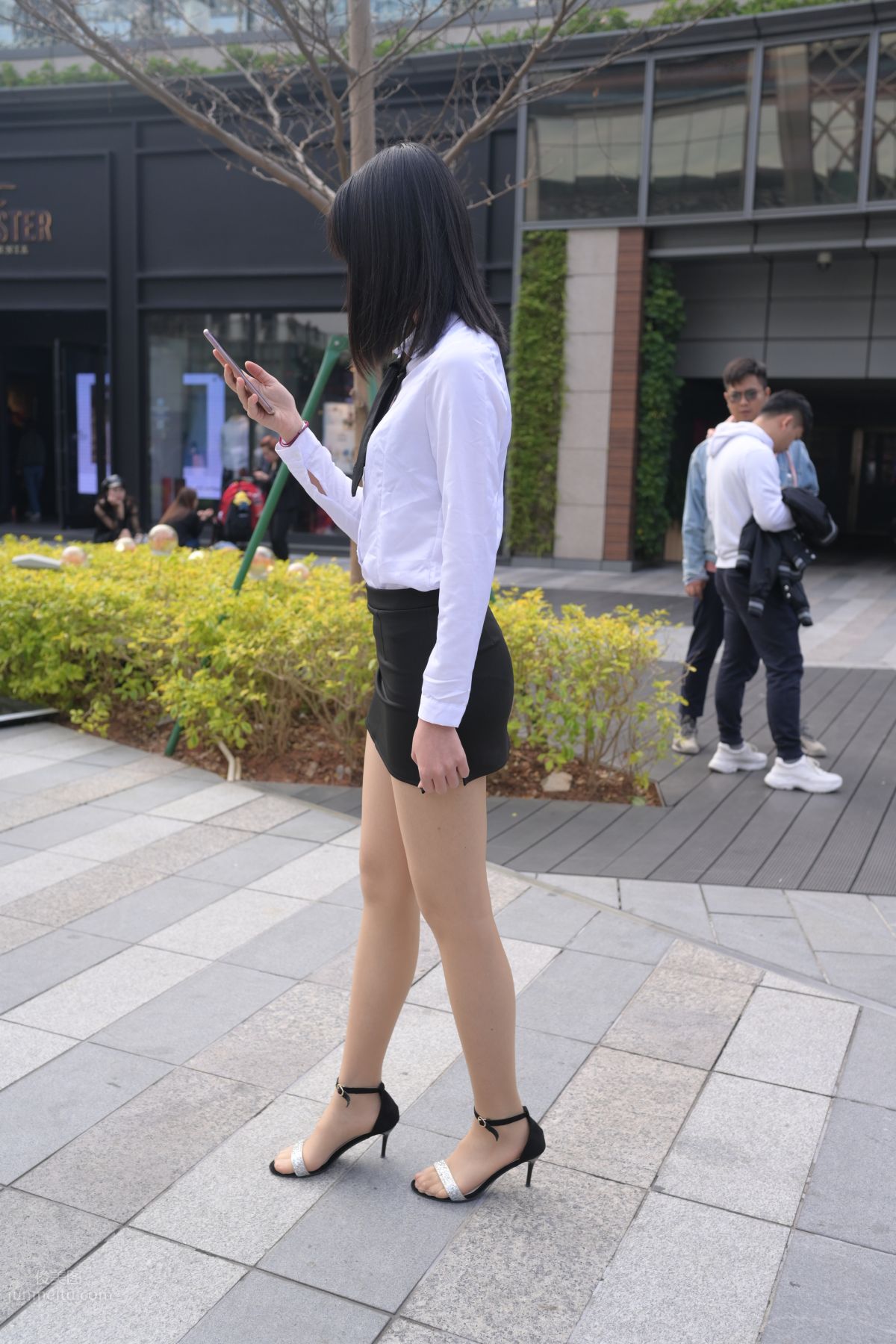 [魔鏡街拍] 084 程生街拍-商城推銷美女長腿肉絲制服 365