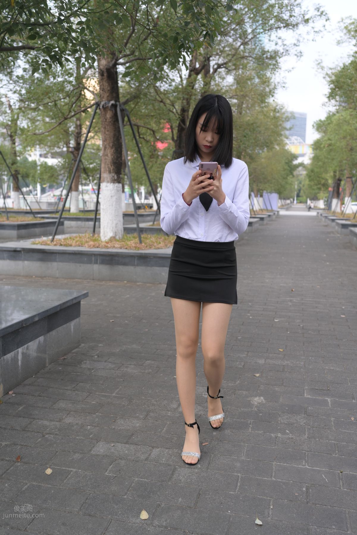[魔鏡街拍] 084 程生街拍-商城推銷美女長腿肉絲制服 250
