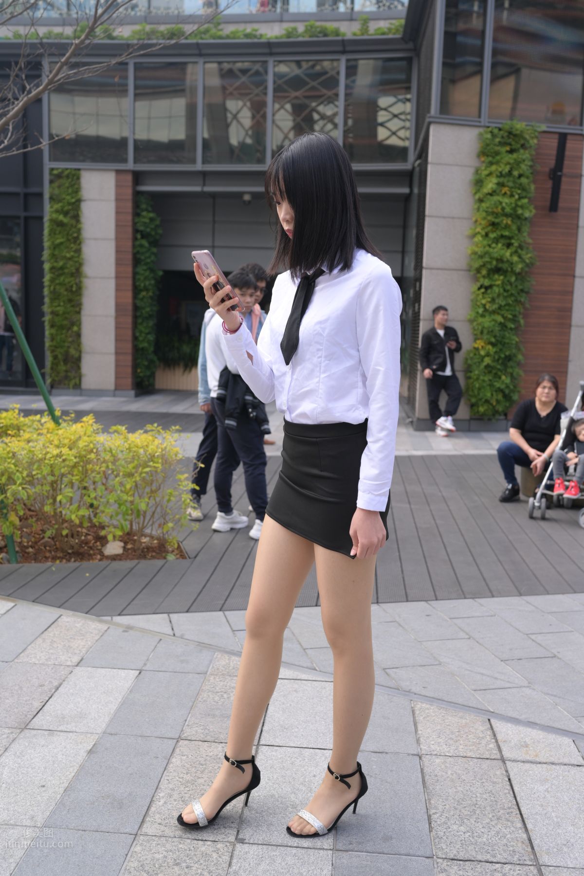 [魔鏡街拍] 084 程生街拍-商城推銷美女長腿肉絲制服 361