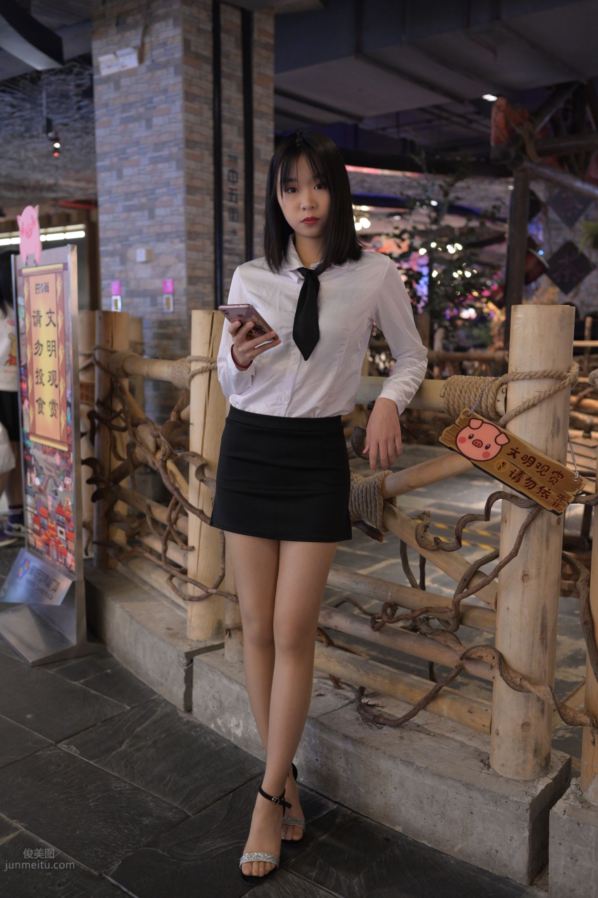 [魔鏡街拍] 084 程生街拍-商城推銷美女長腿肉絲制服 310