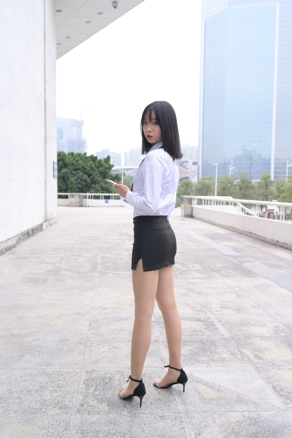 [魔鏡街拍] 084 程生街拍-商城推銷美女長腿肉絲制服 41