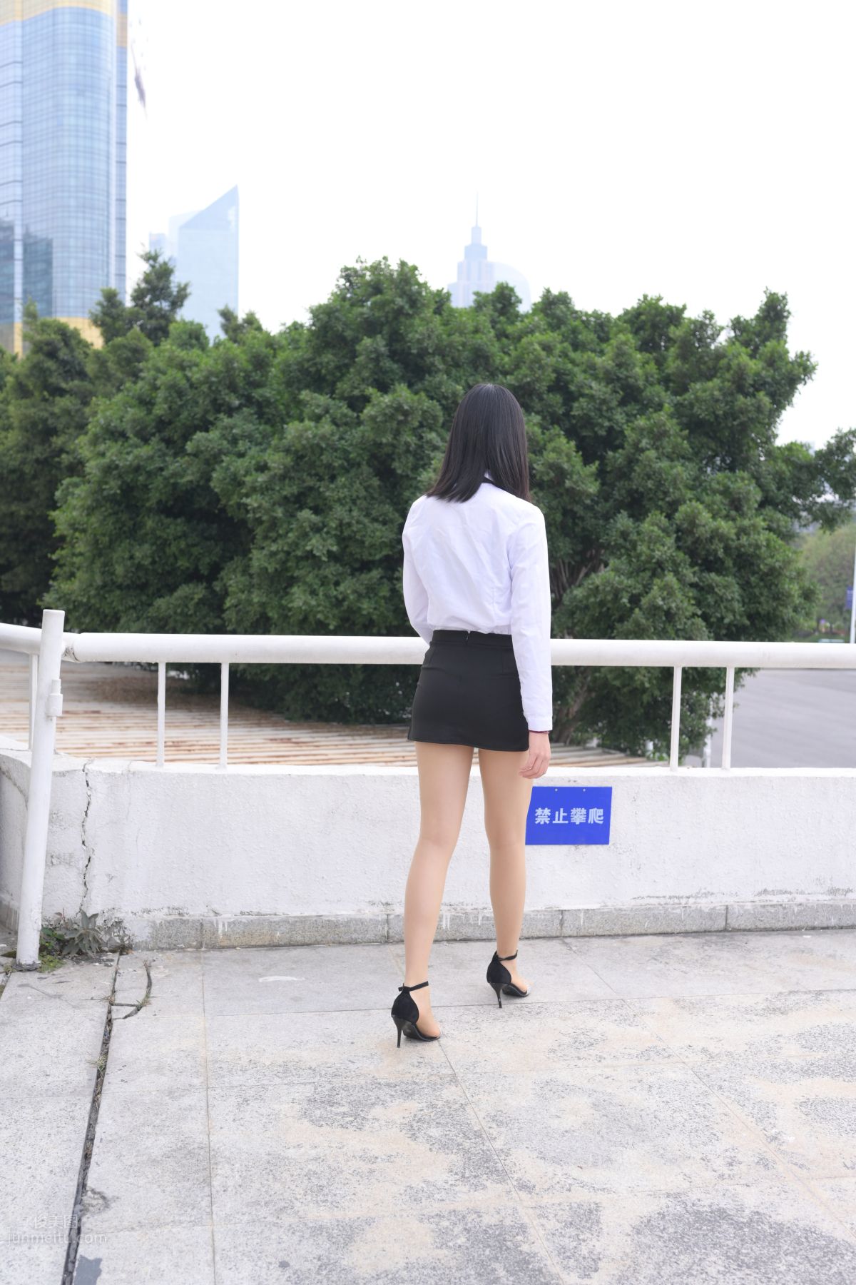 [魔鏡街拍] 084 程生街拍-商城推銷美女長腿肉絲制服 64