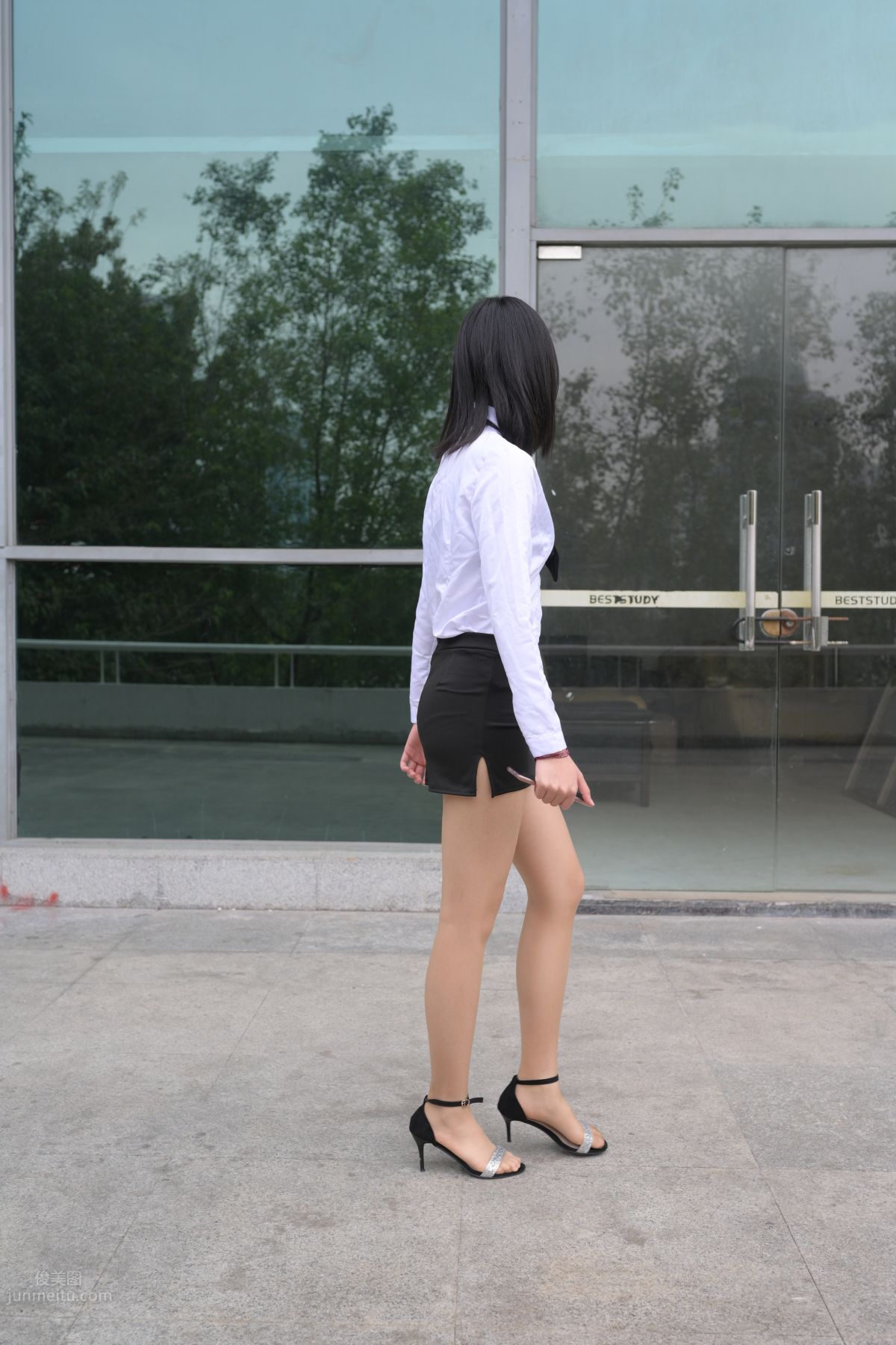 [魔鏡街拍] 084 程生街拍-商城推銷美女長腿肉絲制服 12