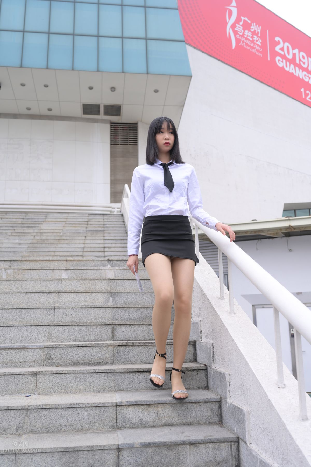 [魔鏡街拍] 084 程生街拍-商城推銷美女長腿肉絲制服 111