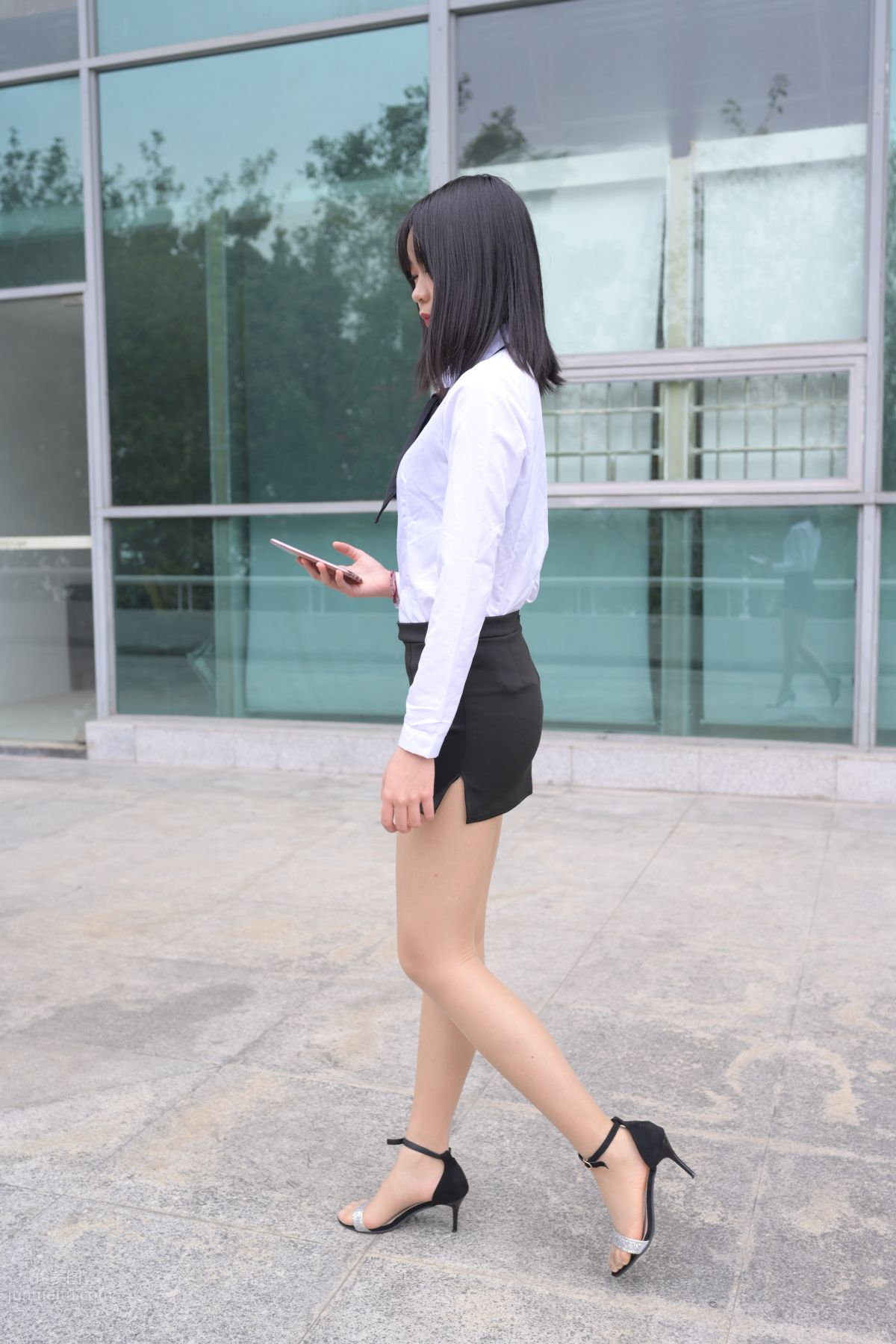 [魔鏡街拍] 084 程生街拍-商城推銷美女長腿肉絲制服 58