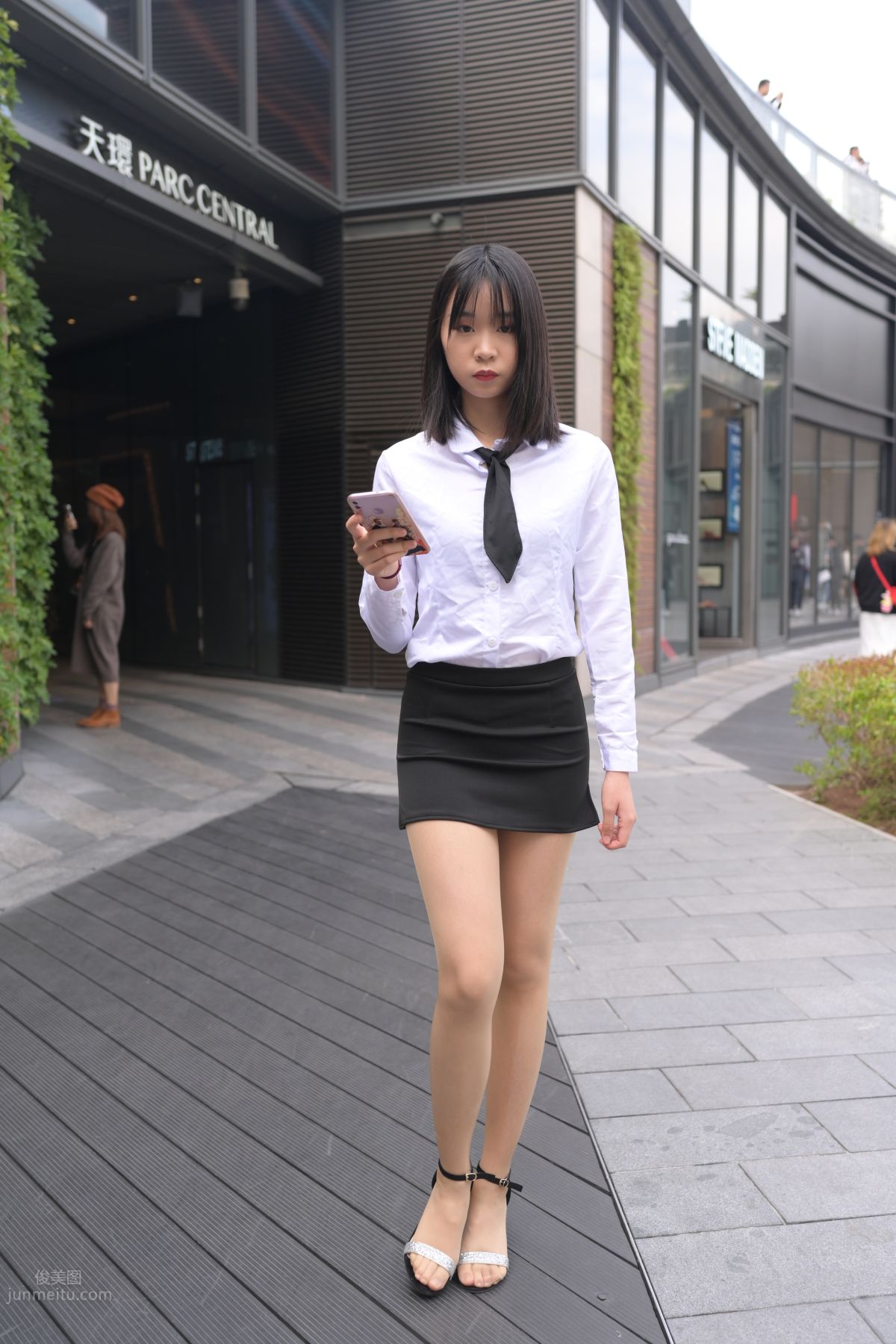 [魔鏡街拍] 084 程生街拍-商城推銷美女長腿肉絲制服 410