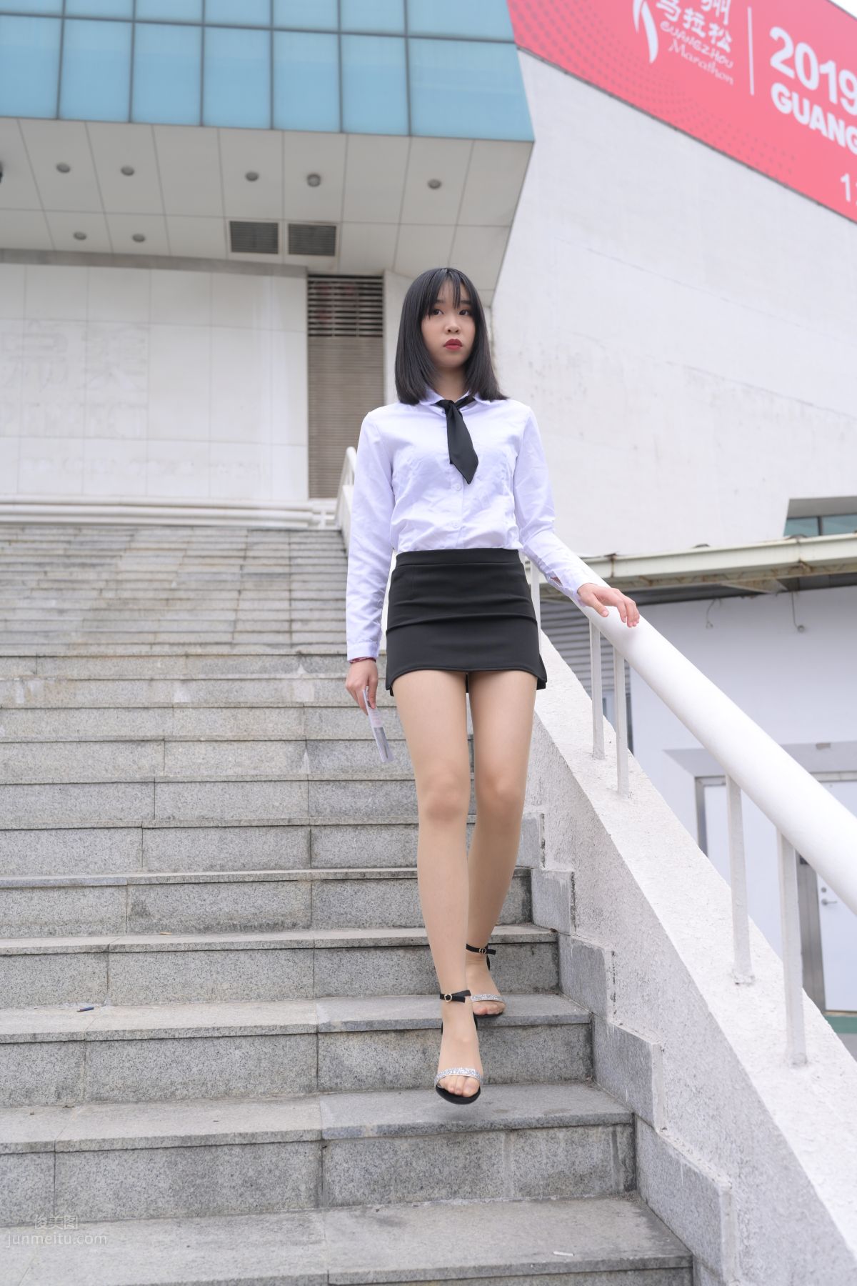 [魔鏡街拍] 084 程生街拍-商城推銷美女長腿肉絲制服 112