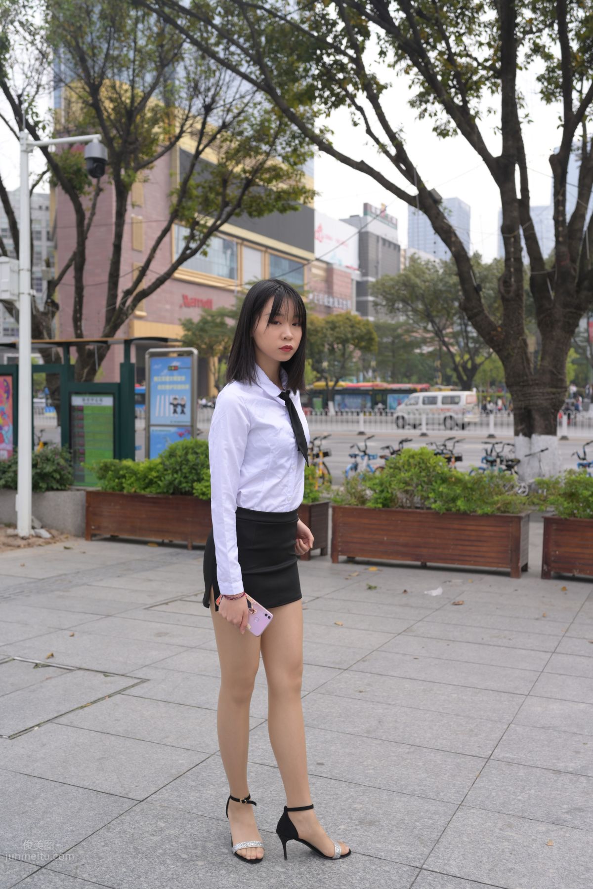 [魔鏡街拍] 084 程生街拍-商城推銷美女長腿肉絲制服 300