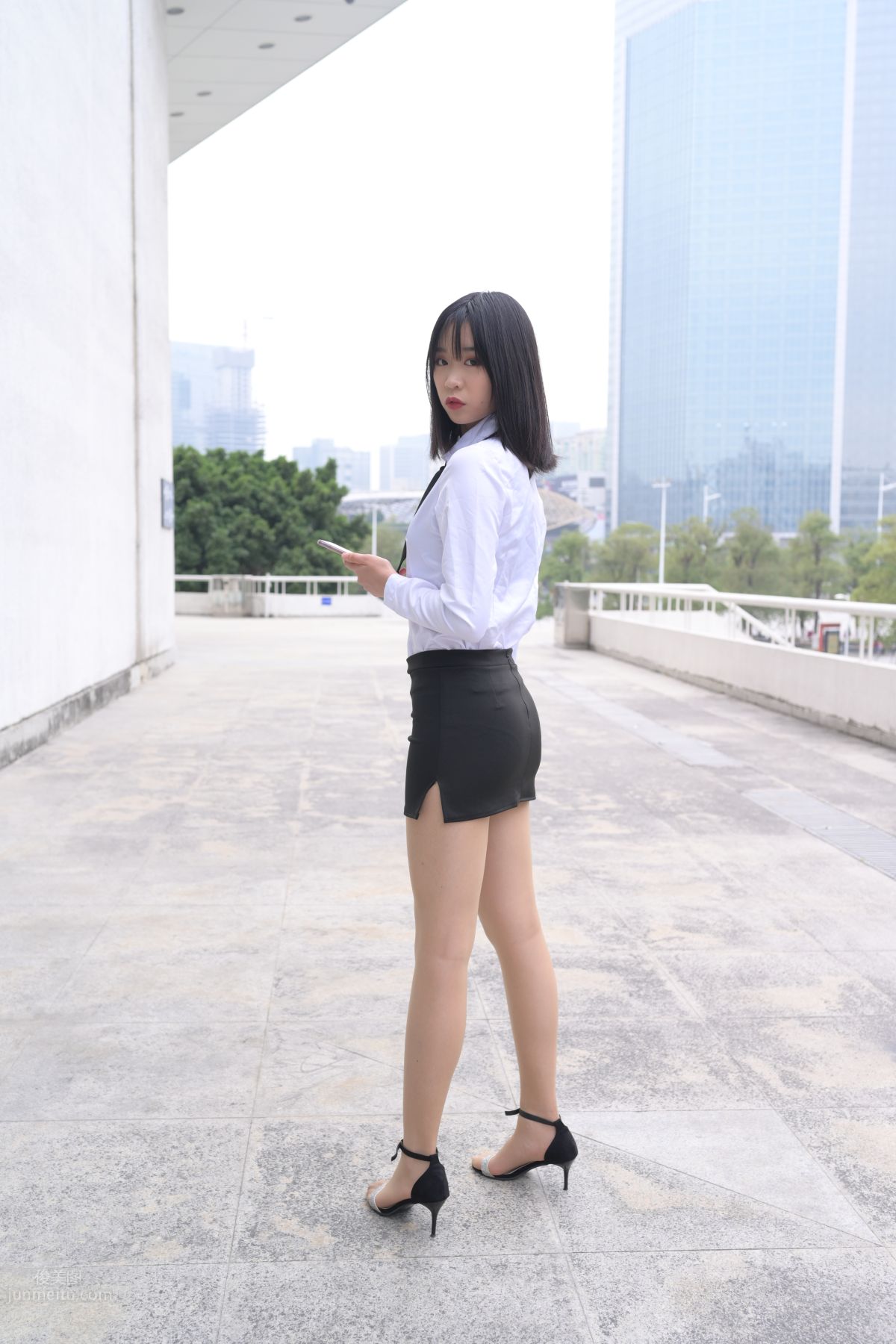 [魔鏡街拍] 084 程生街拍-商城推銷美女長腿肉絲制服 42