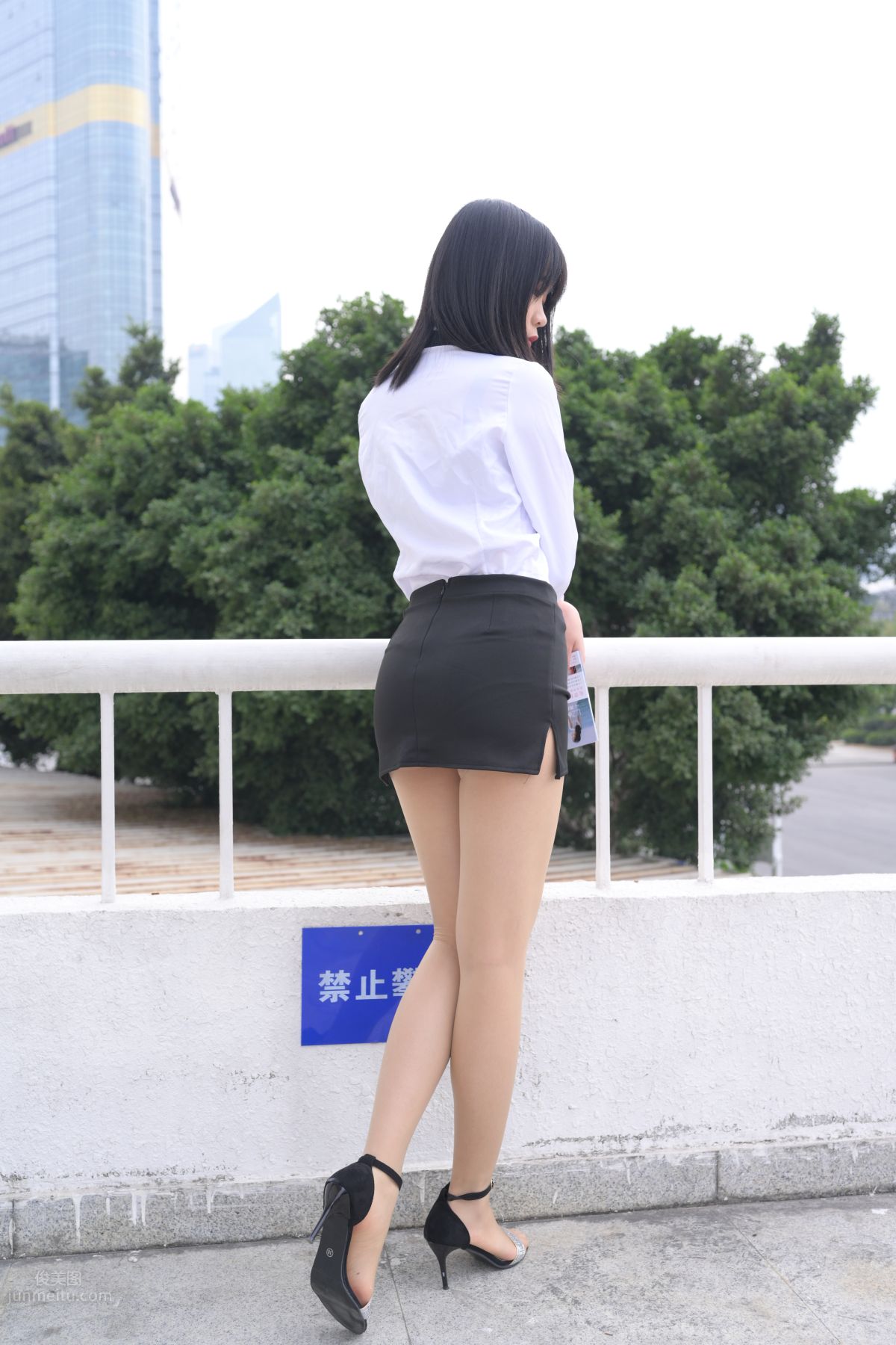 [魔鏡街拍] 084 程生街拍-商城推銷美女長腿肉絲制服 67