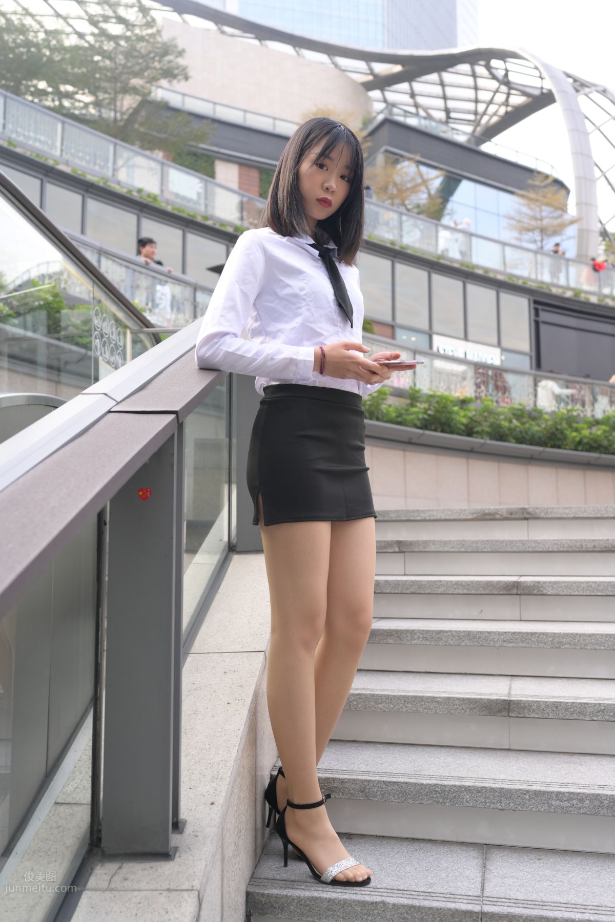 [魔鏡街拍] 084 程生街拍-商城推銷美女長腿肉絲制服 429