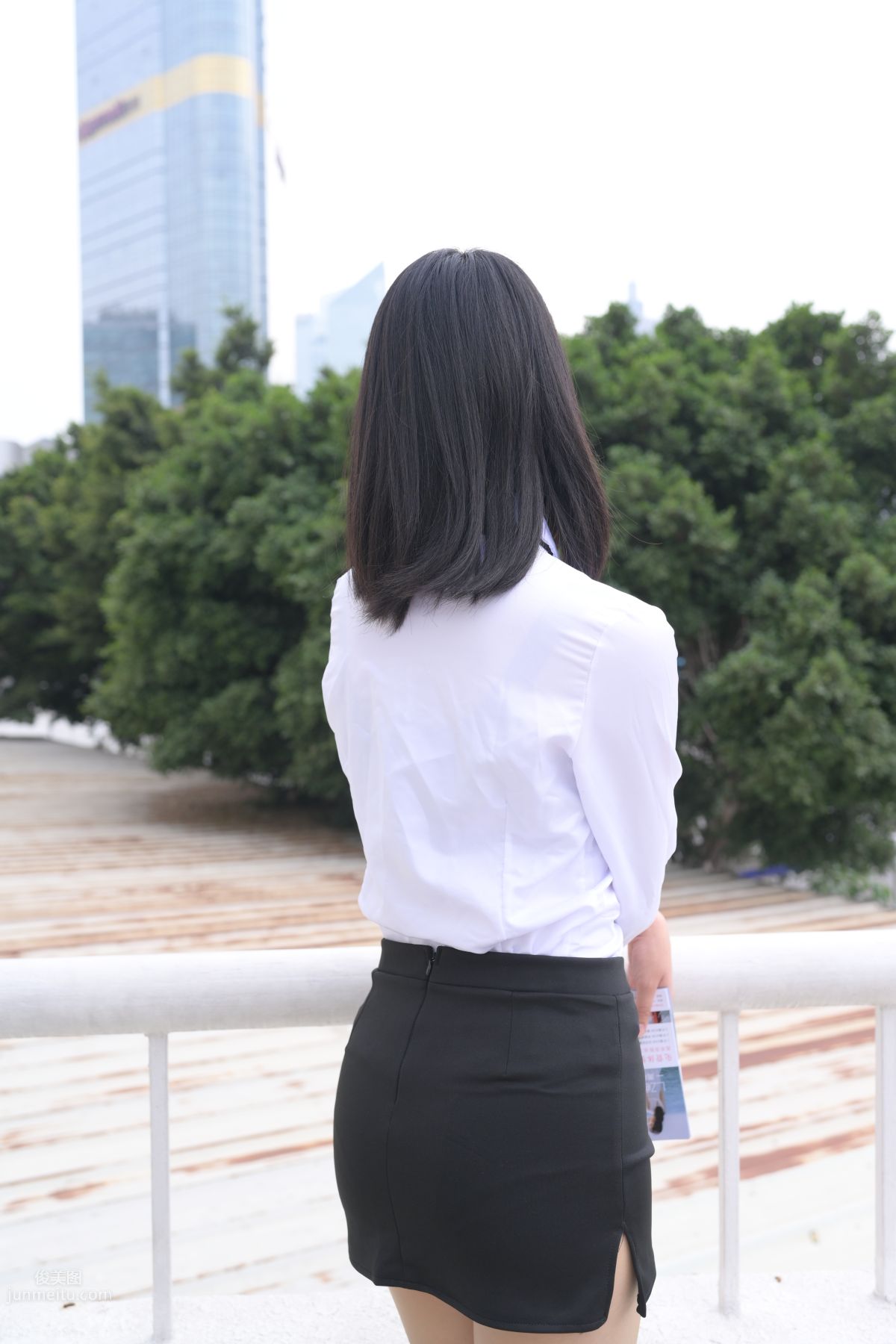 [魔鏡街拍] 084 程生街拍-商城推銷美女長腿肉絲制服 70