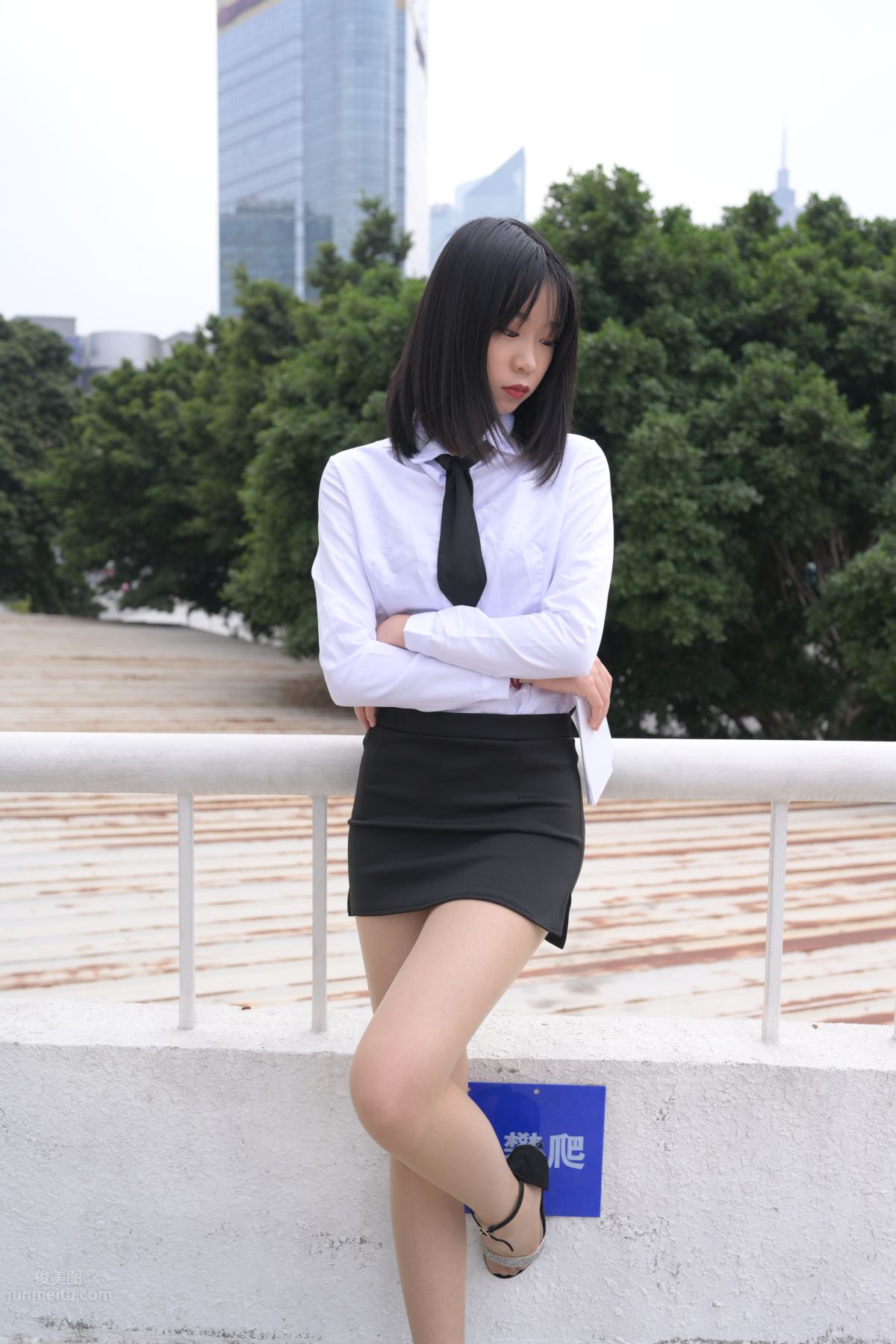 [魔鏡街拍] 084 程生街拍-商城推銷美女長腿肉絲制服 91