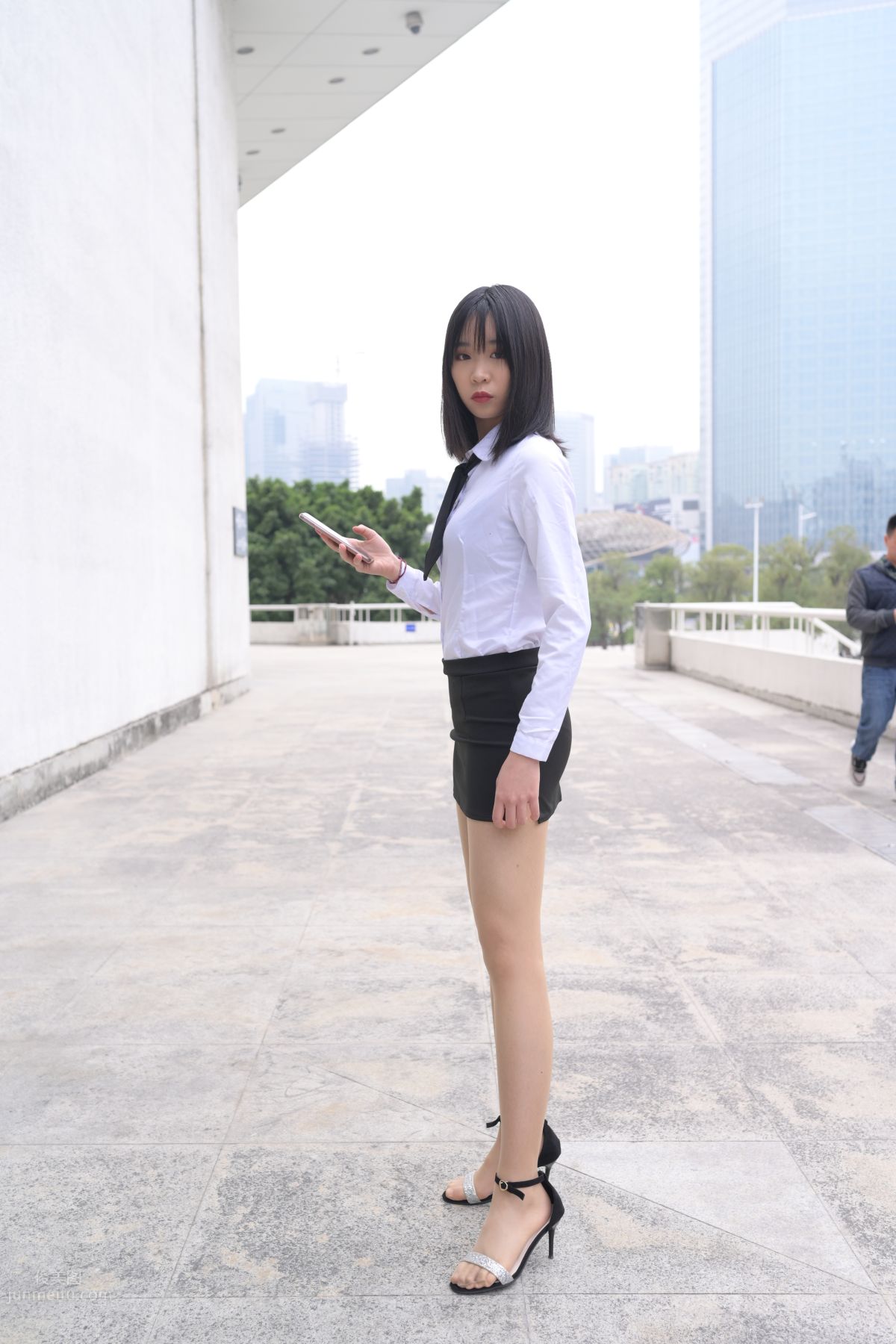 [魔鏡街拍] 084 程生街拍-商城推銷美女長腿肉絲制服 24