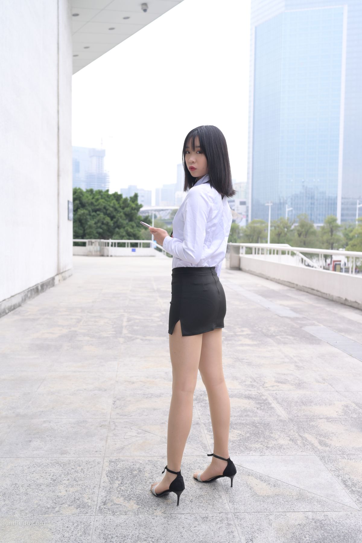 [魔鏡街拍] 084 程生街拍-商城推銷美女長腿肉絲制服 38