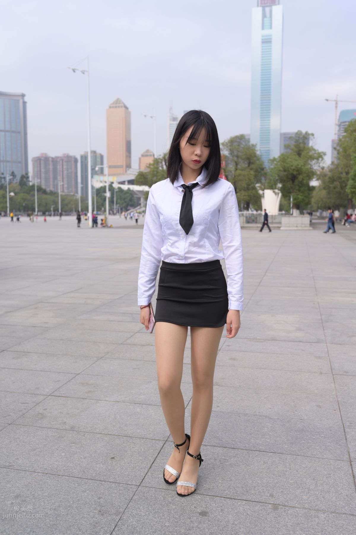 [魔鏡街拍] 084 程生街拍-商城推銷美女長腿肉絲制服 273