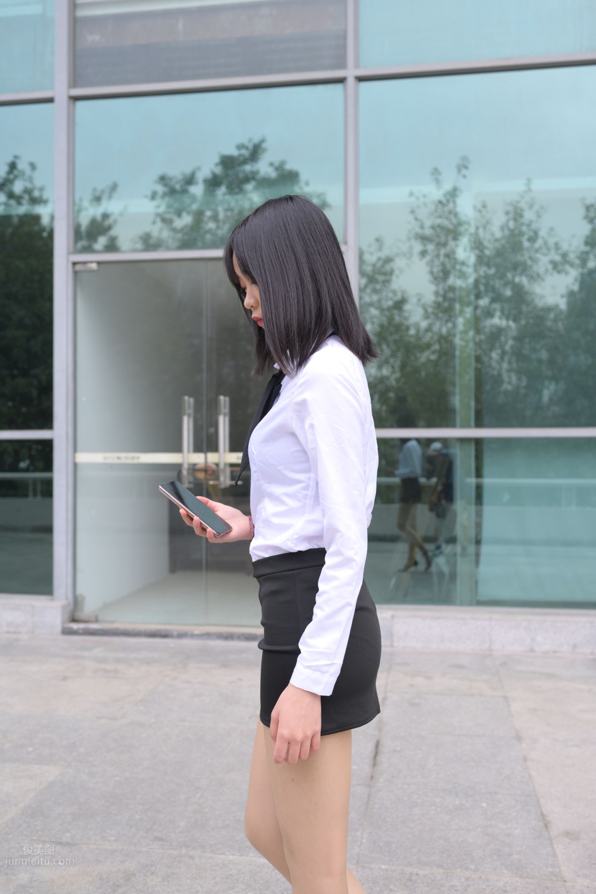 [魔鏡街拍] 084 程生街拍-商城推銷美女長腿肉絲制服 59