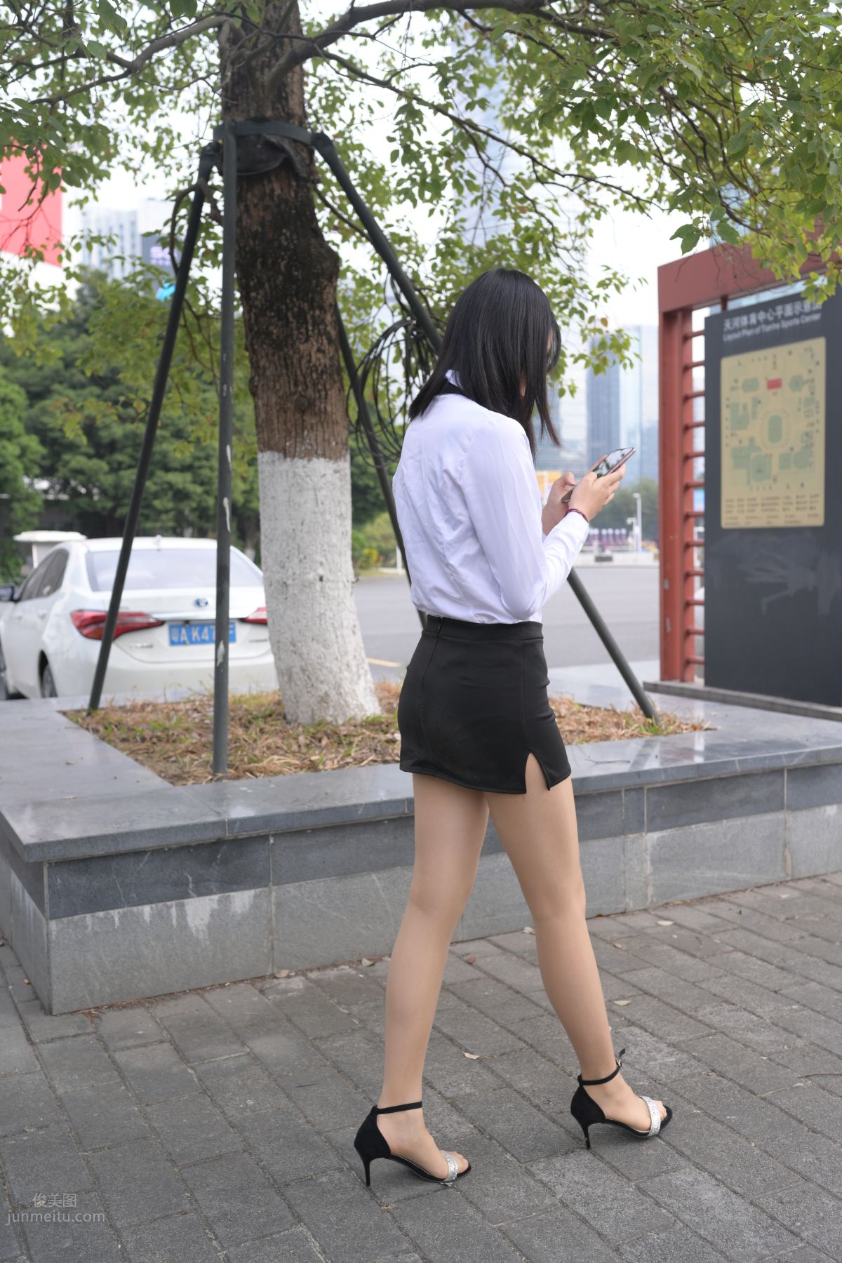 [魔鏡街拍] 084 程生街拍-商城推銷美女長腿肉絲制服 260