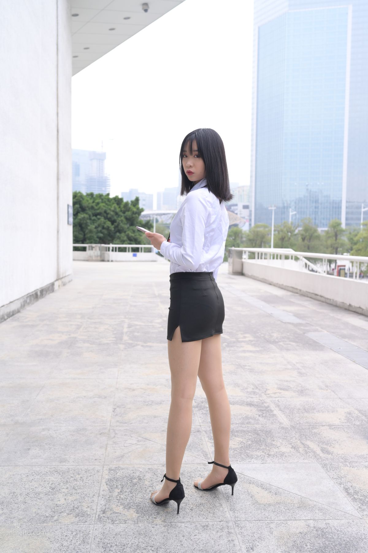 [魔鏡街拍] 084 程生街拍-商城推銷美女長腿肉絲制服 40
