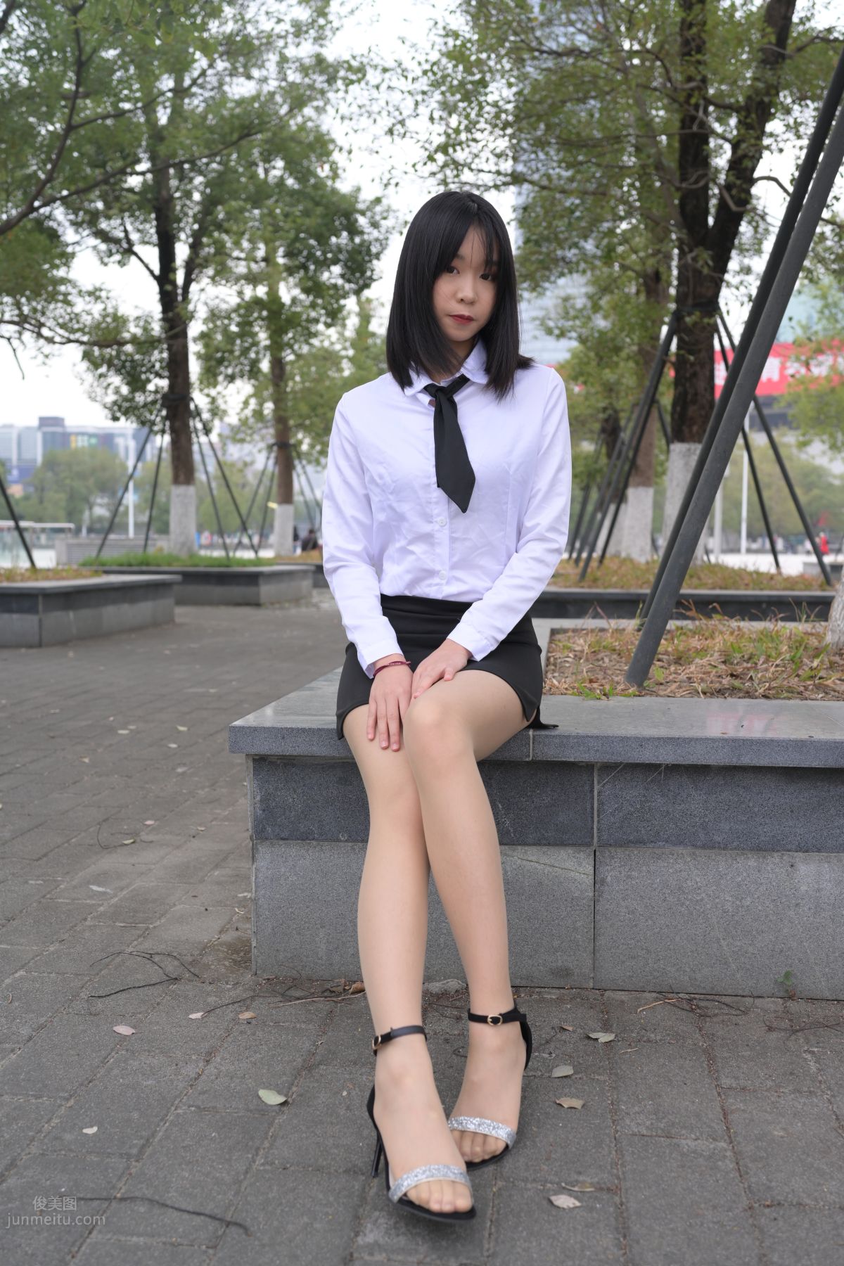 [魔鏡街拍] 084 程生街拍-商城推銷美女長腿肉絲制服 125
