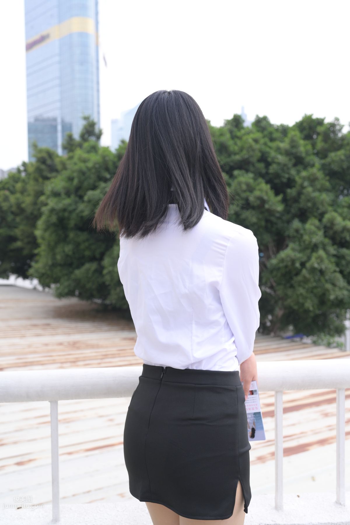 [魔鏡街拍] 084 程生街拍-商城推銷美女長腿肉絲制服 69