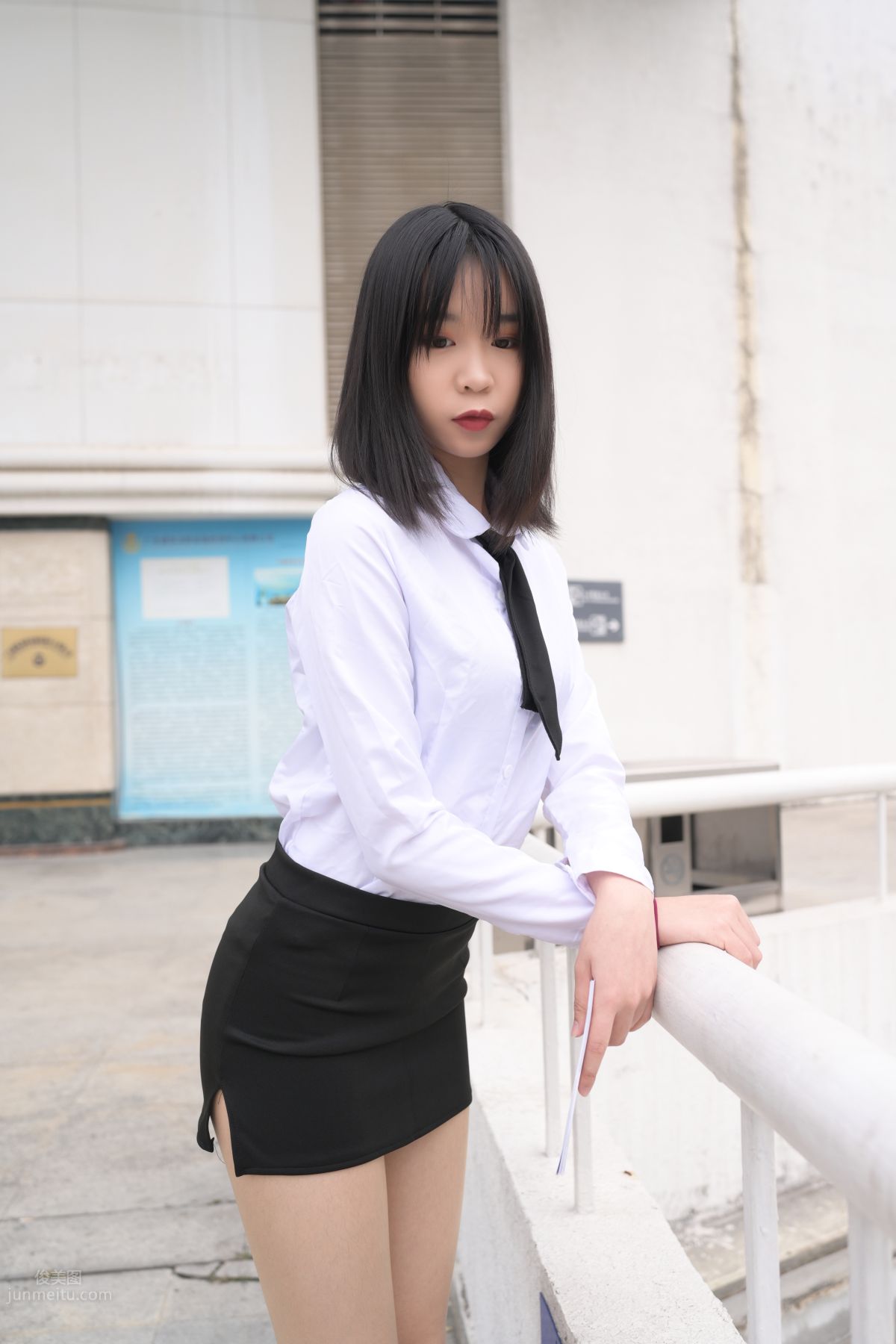 [魔鏡街拍] 084 程生街拍-商城推銷美女長腿肉絲制服 77