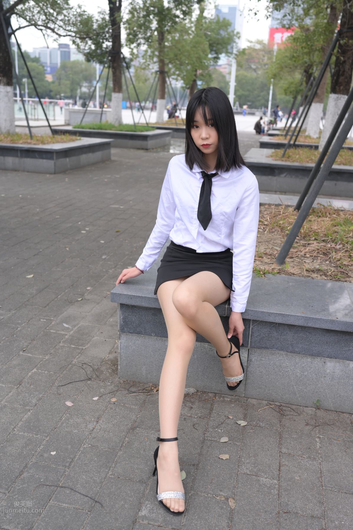 [魔鏡街拍] 084 程生街拍-商城推銷美女長腿肉絲制服 168