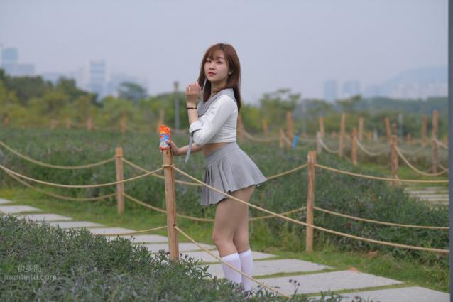 [魔鏡街拍] 095 性感動人的小百褶裙美女 
