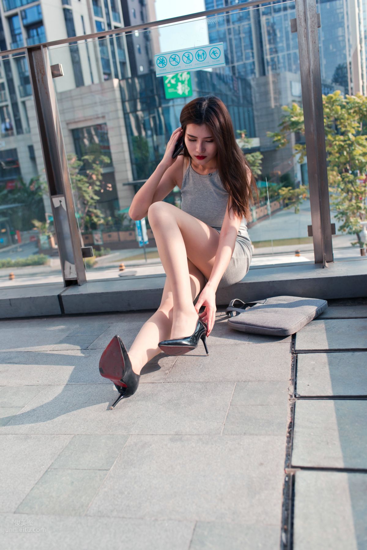 [Mojing Street] 111 Afternoon Leisure OL Beauty Tingting in Gray Bodycon Skirt and Top-Quality Thin Stockings photo 274