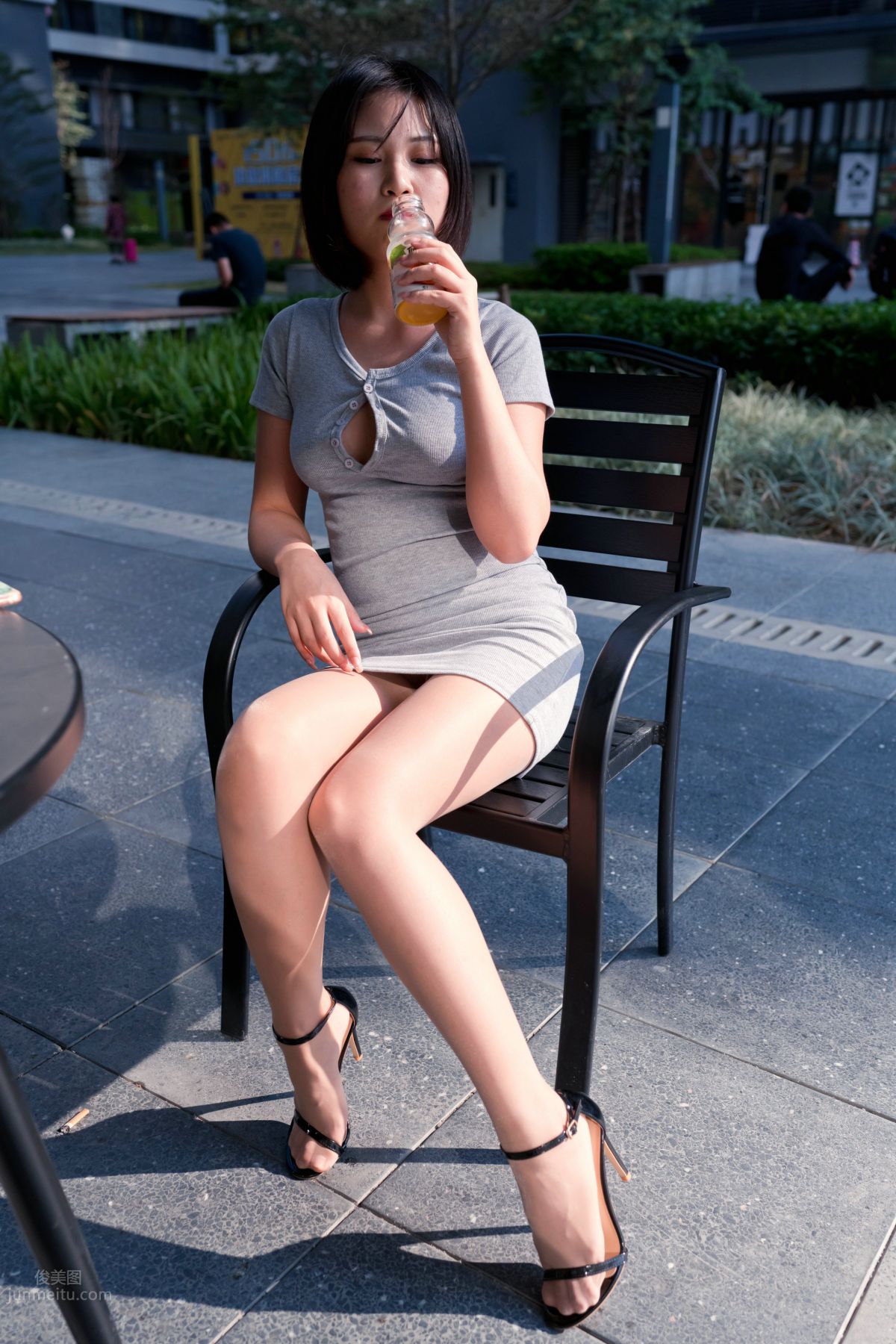 [魔鏡街拍] 112 絲足系列 在商業廣場看哈哈鏡的包臀裙肉絲萌寶兒 108