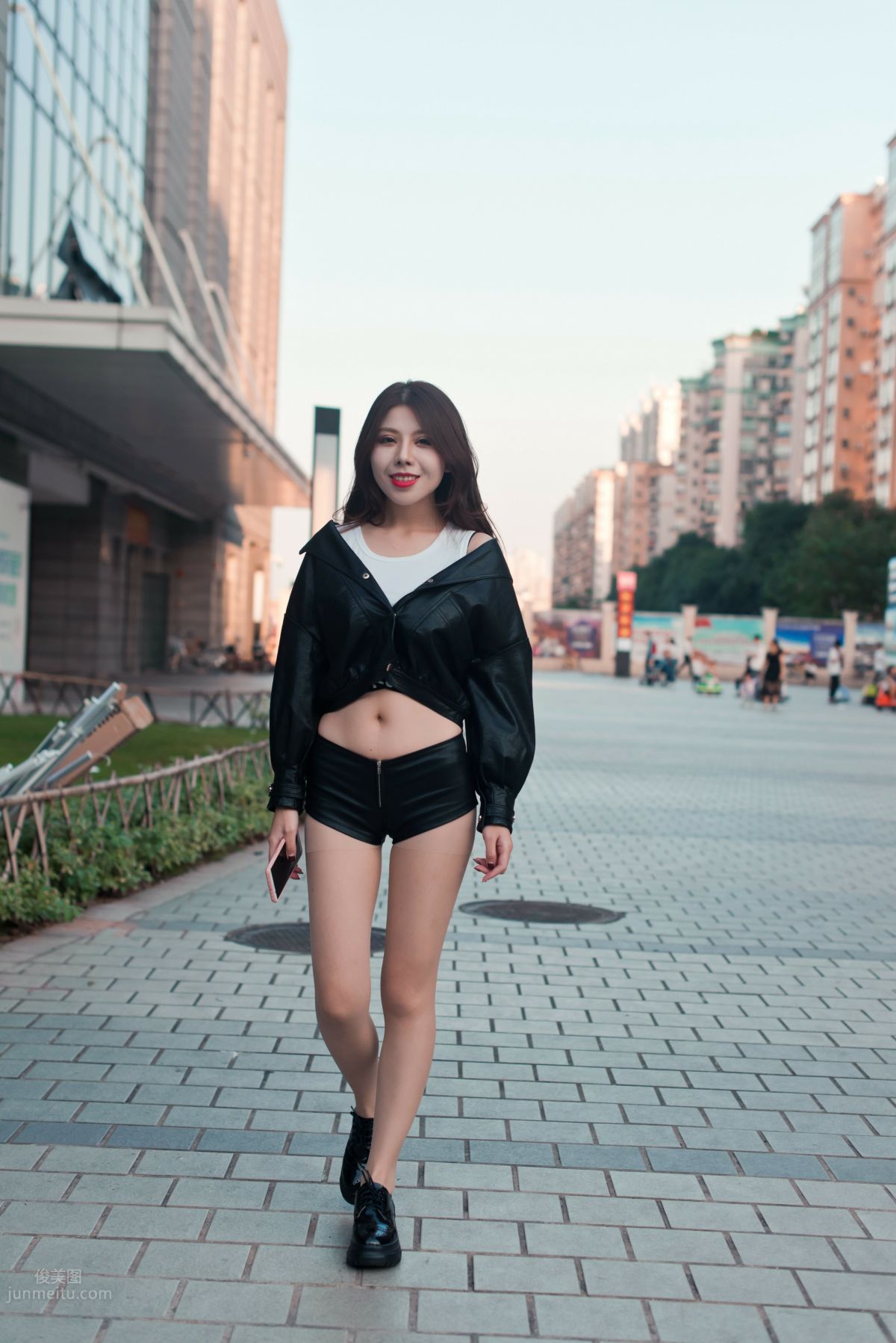 [魔鏡街拍] 117 非常緊緻的美臀少婦 10