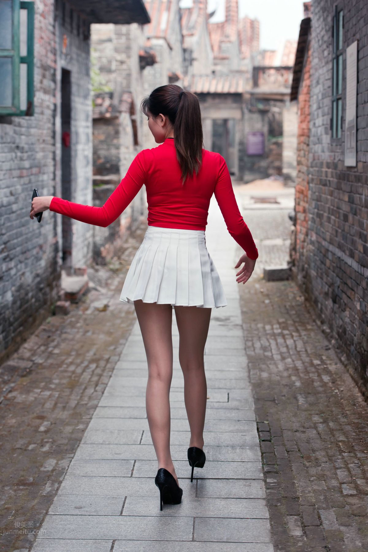 [Mojing Street] 118 Top-Quality Beauty with Silk Stockings in Red Top and White Skirt, Spring Scenery in the Ancient Village photo 129