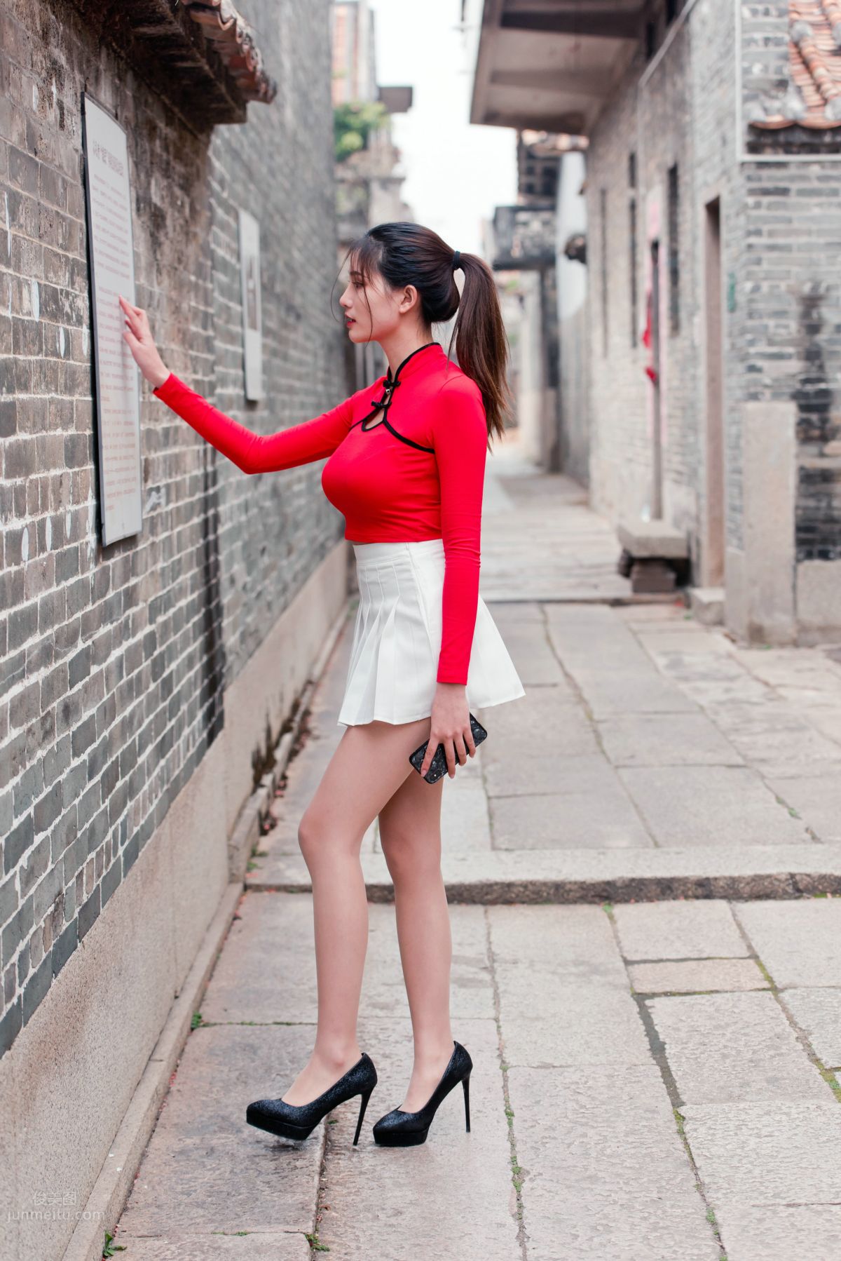 [Mojing Street] 118 Top-Quality Beauty with Silk Stockings in Red Top and White Skirt, Spring Scenery in the Ancient Village photo 55