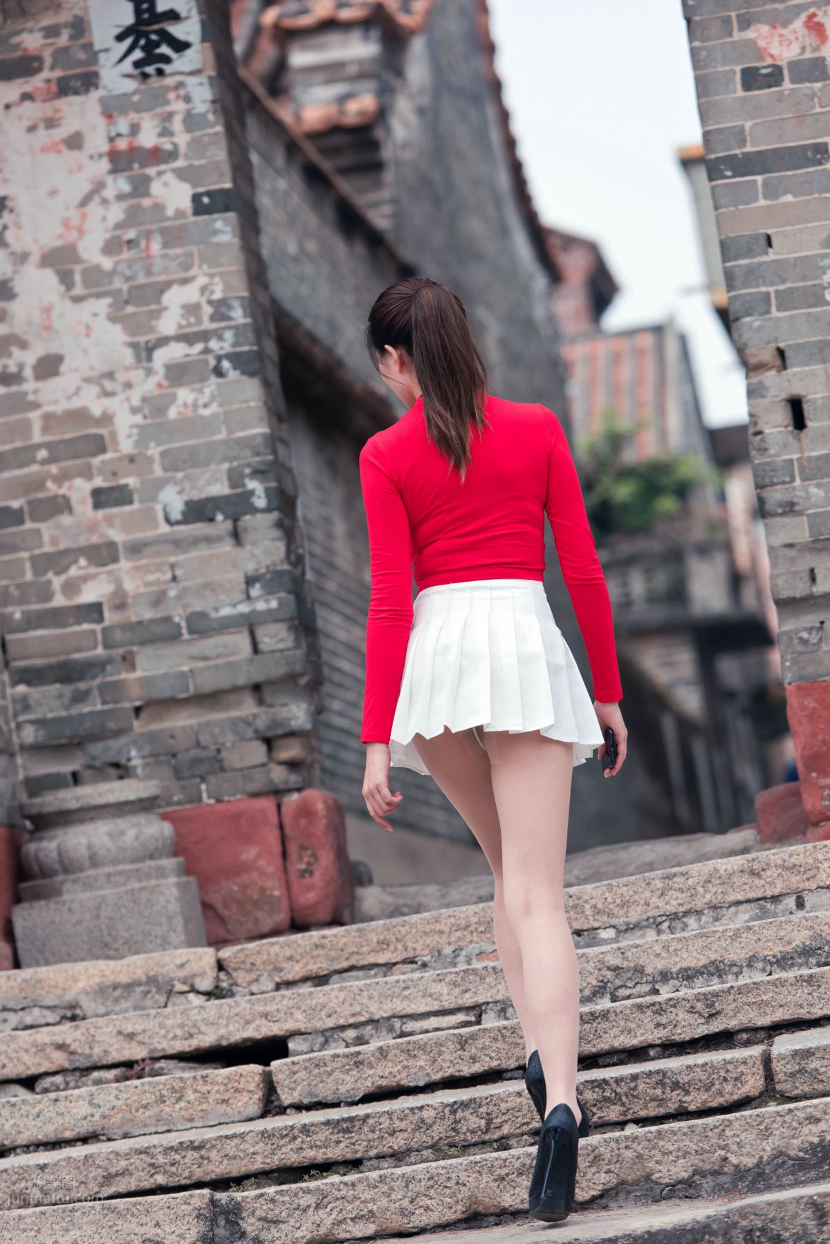 [Mojing Street] 118 Top-Quality Beauty with Silk Stockings in Red Top and White Skirt, Spring Scenery in the Ancient Village photo 25