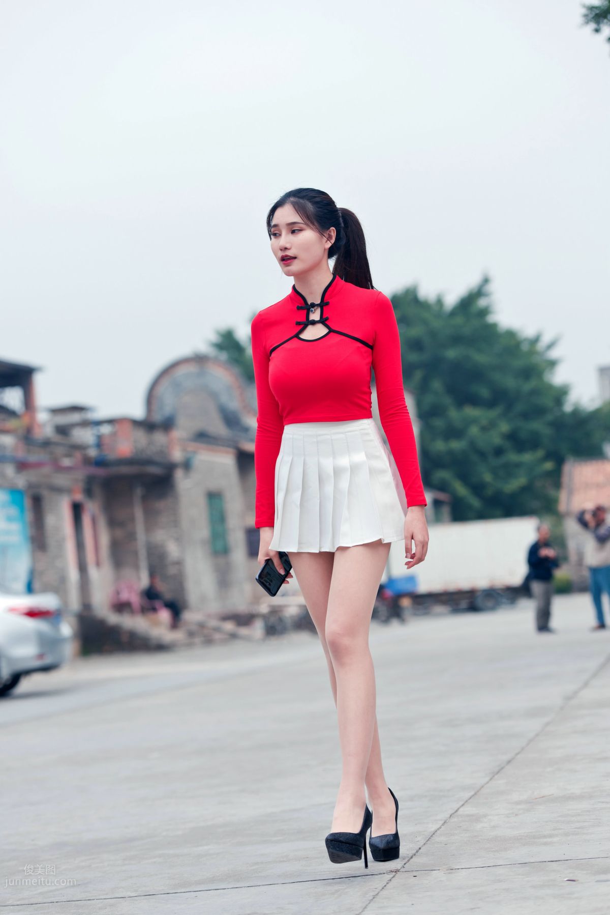 [Mojing Street] 118 Top-Quality Beauty with Silk Stockings in Red Top and White Skirt, Spring Scenery in the Ancient Village photo 3