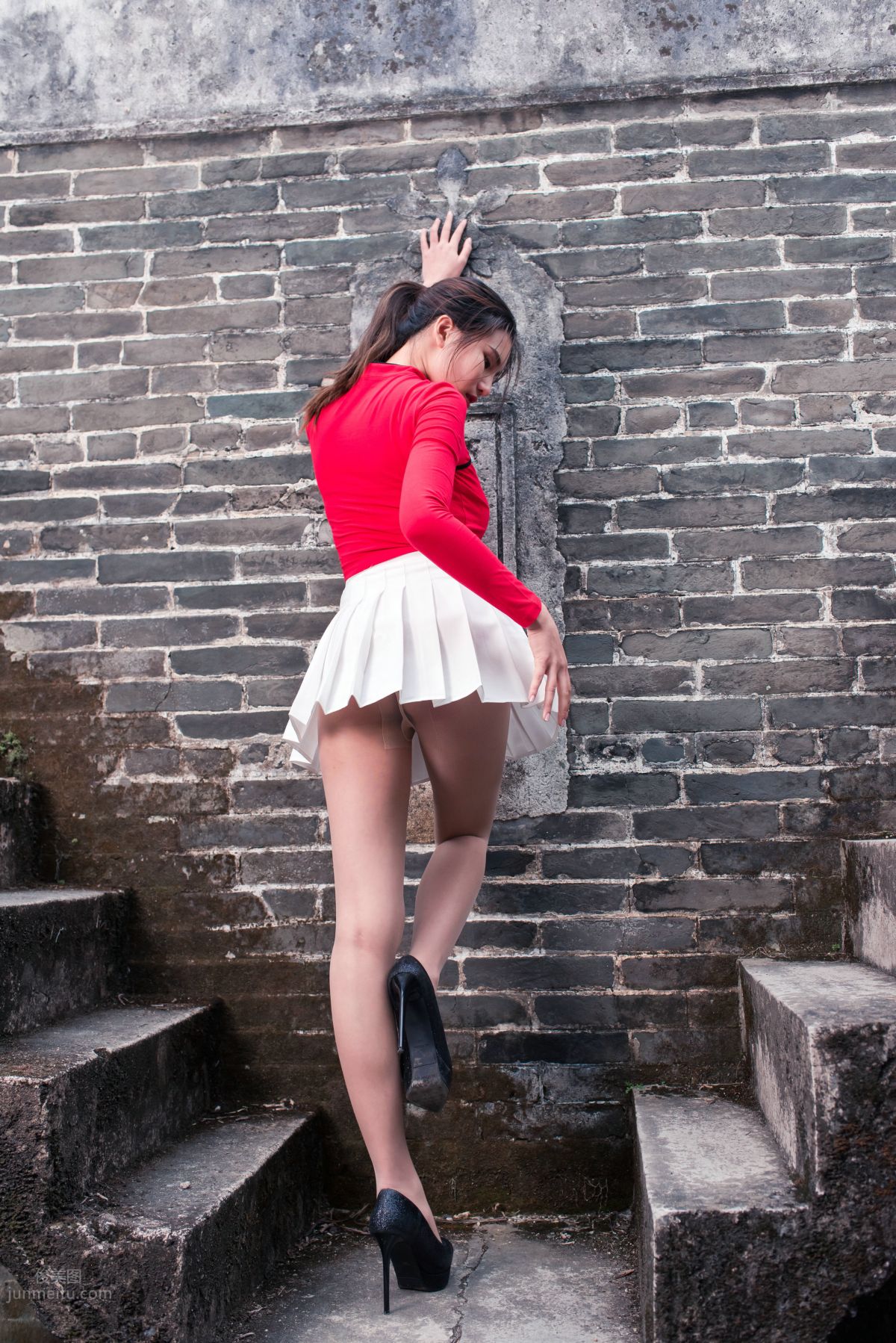 [Mojing Street] 118 Top-Quality Beauty with Silk Stockings in Red Top and White Skirt, Spring Scenery in the Ancient Village photo 194