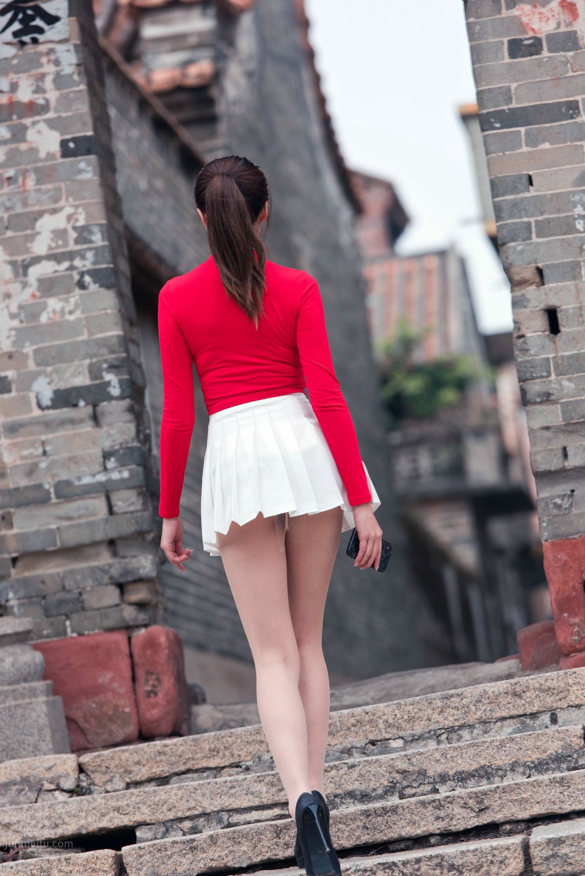 [Mojing Street] 118 Top-Quality Beauty with Silk Stockings in Red Top and White Skirt, Spring Scenery in the Ancient Village photo 27