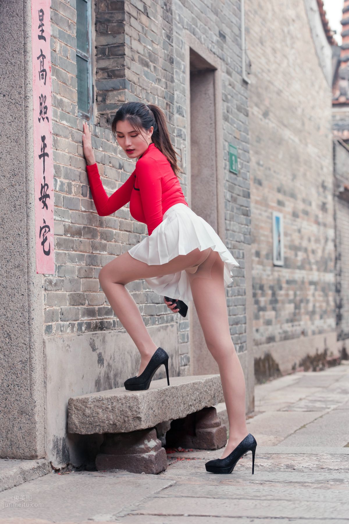 [Mojing Street] 118 Top-Quality Beauty with Silk Stockings in Red Top and White Skirt, Spring Scenery in the Ancient Village photo 79