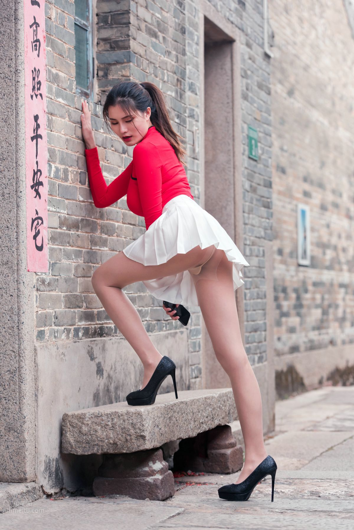 [Mojing Street] 118 Top-Quality Beauty with Silk Stockings in Red Top and White Skirt, Spring Scenery in the Ancient Village photo 80
