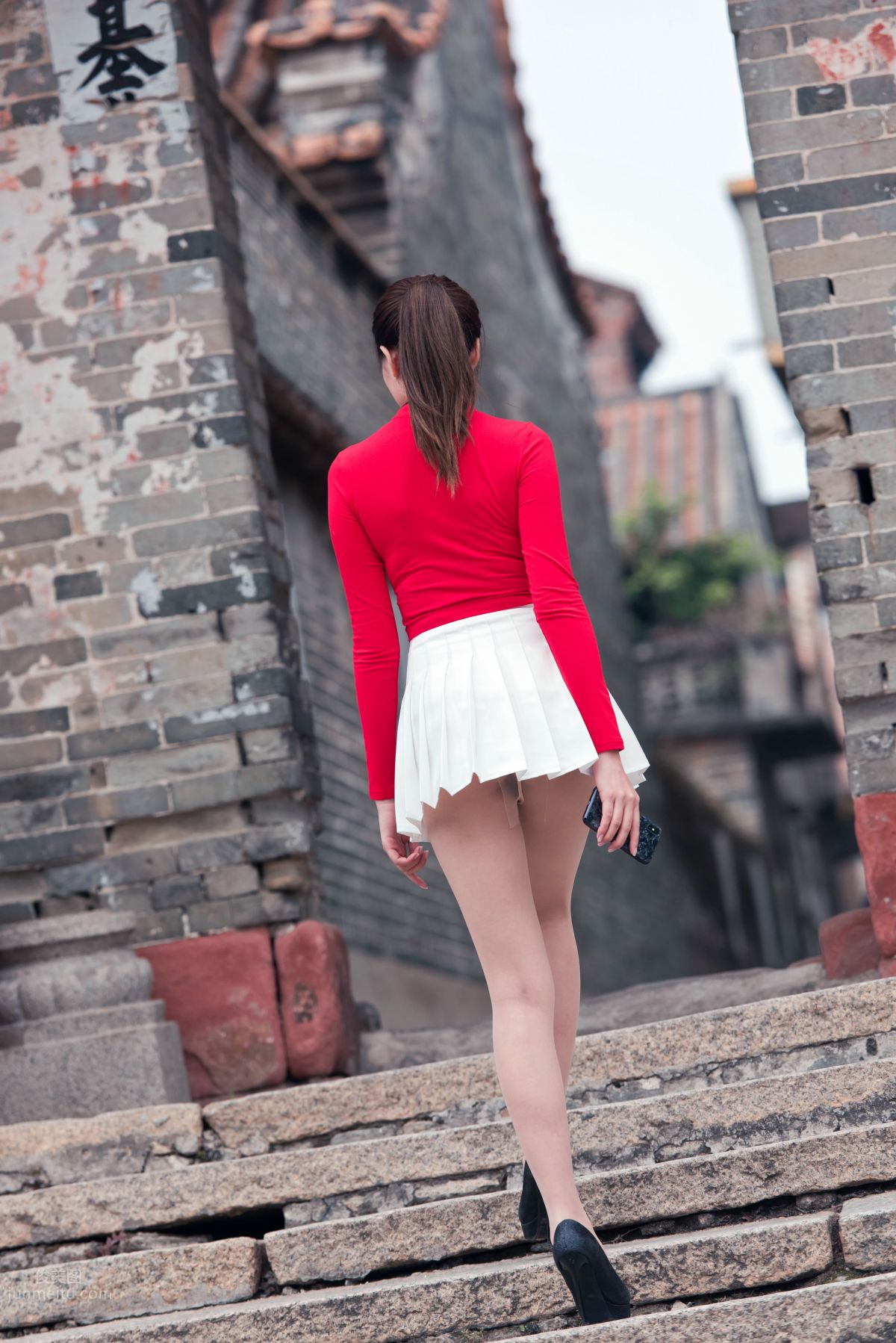 [Mojing Street] 118 Top-Quality Beauty with Silk Stockings in Red Top and White Skirt, Spring Scenery in the Ancient Village photo 26