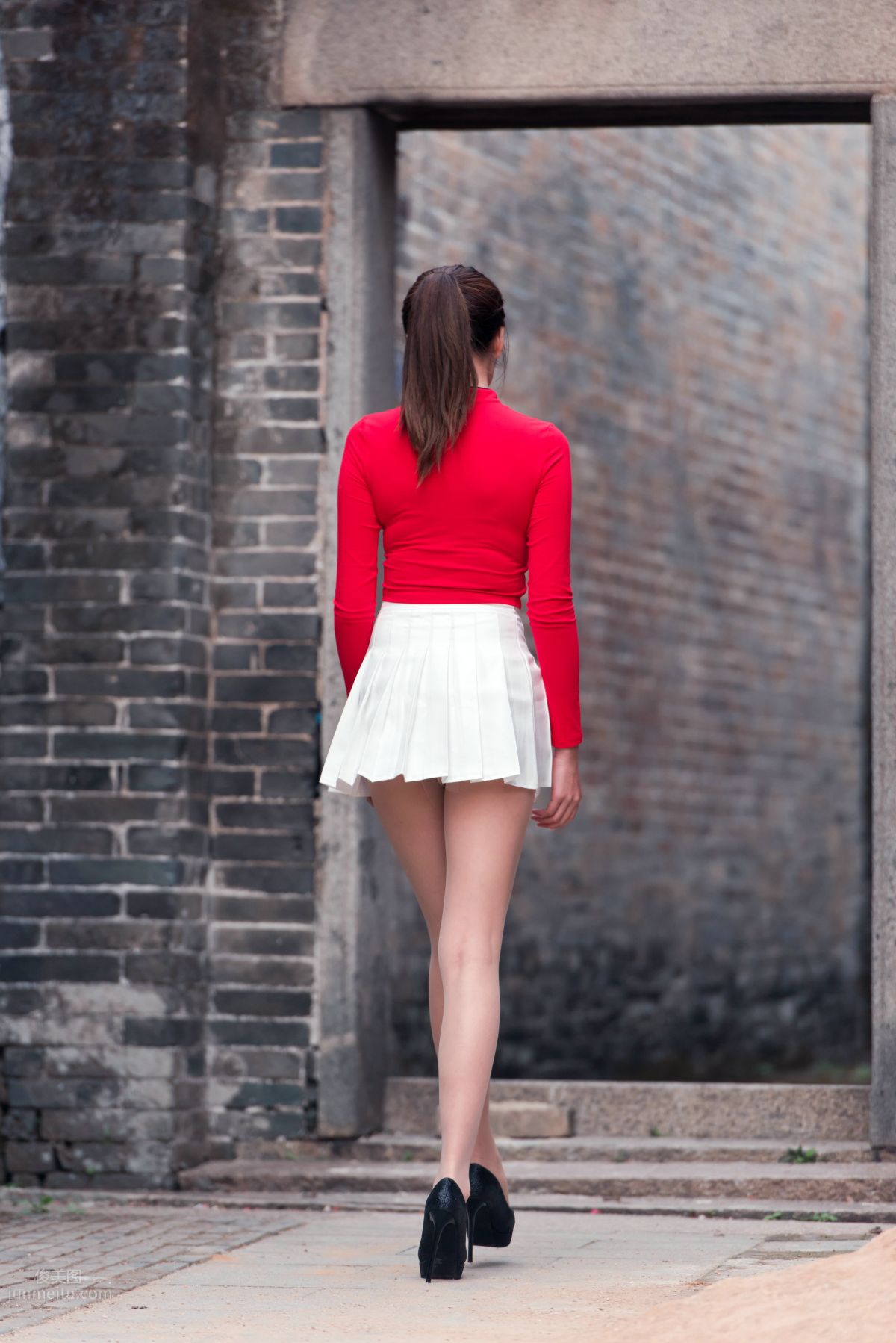 [Mojing Street] 118 Top-Quality Beauty with Silk Stockings in Red Top and White Skirt, Spring Scenery in the Ancient Village photo 181