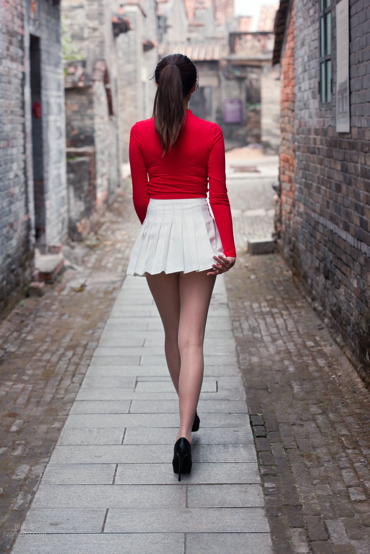 [Mojing Street] 118 Top-Quality Beauty with Silk Stockings in Red Top and White Skirt, Spring Scenery in the Ancient Village photo 131
