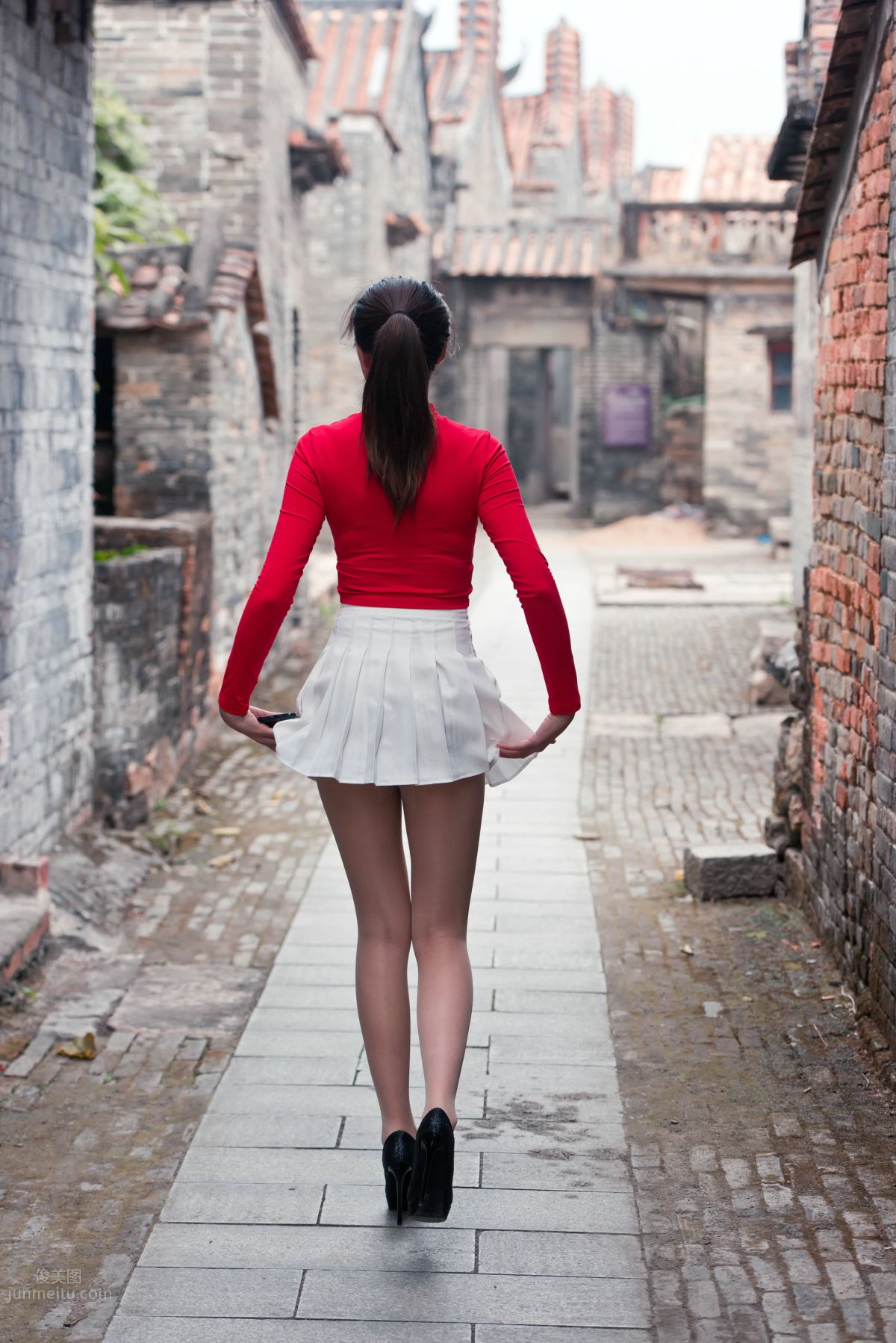 [Mojing Street] 118 Top-Quality Beauty with Silk Stockings in Red Top and White Skirt, Spring Scenery in the Ancient Village photo 135