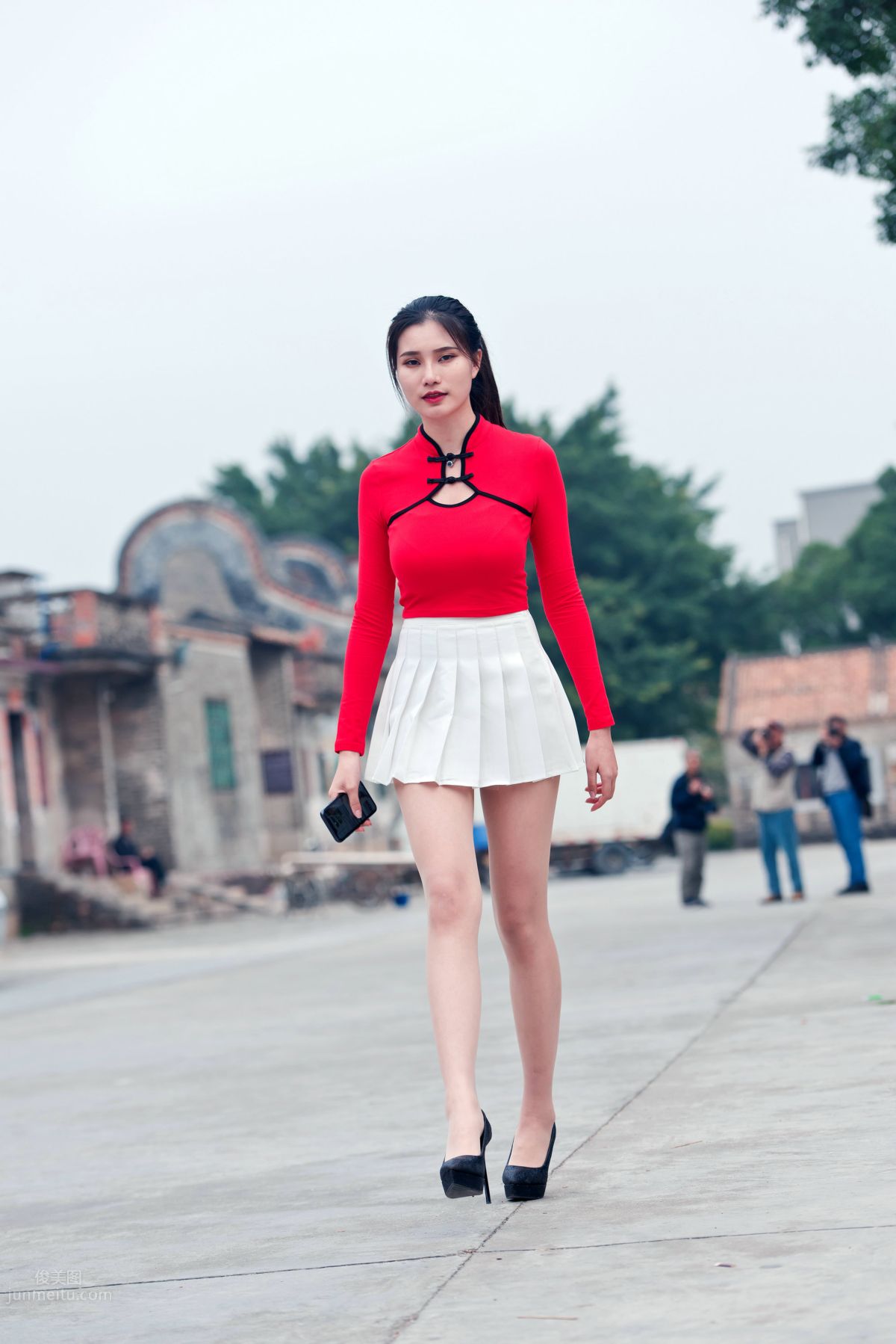 [Mojing Street] 118 Top-Quality Beauty with Silk Stockings in Red Top and White Skirt, Spring Scenery in the Ancient Village photo 2