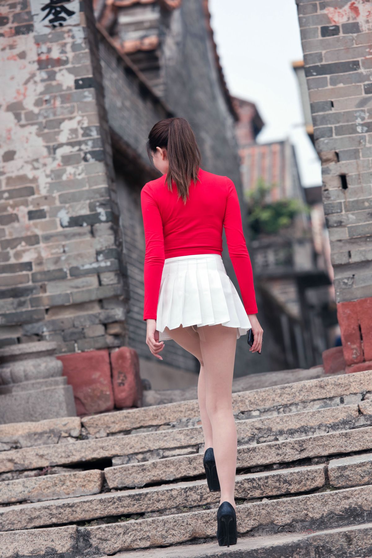 [Mojing Street] 118 Top-Quality Beauty with Silk Stockings in Red Top and White Skirt, Spring Scenery in the Ancient Village photo 24