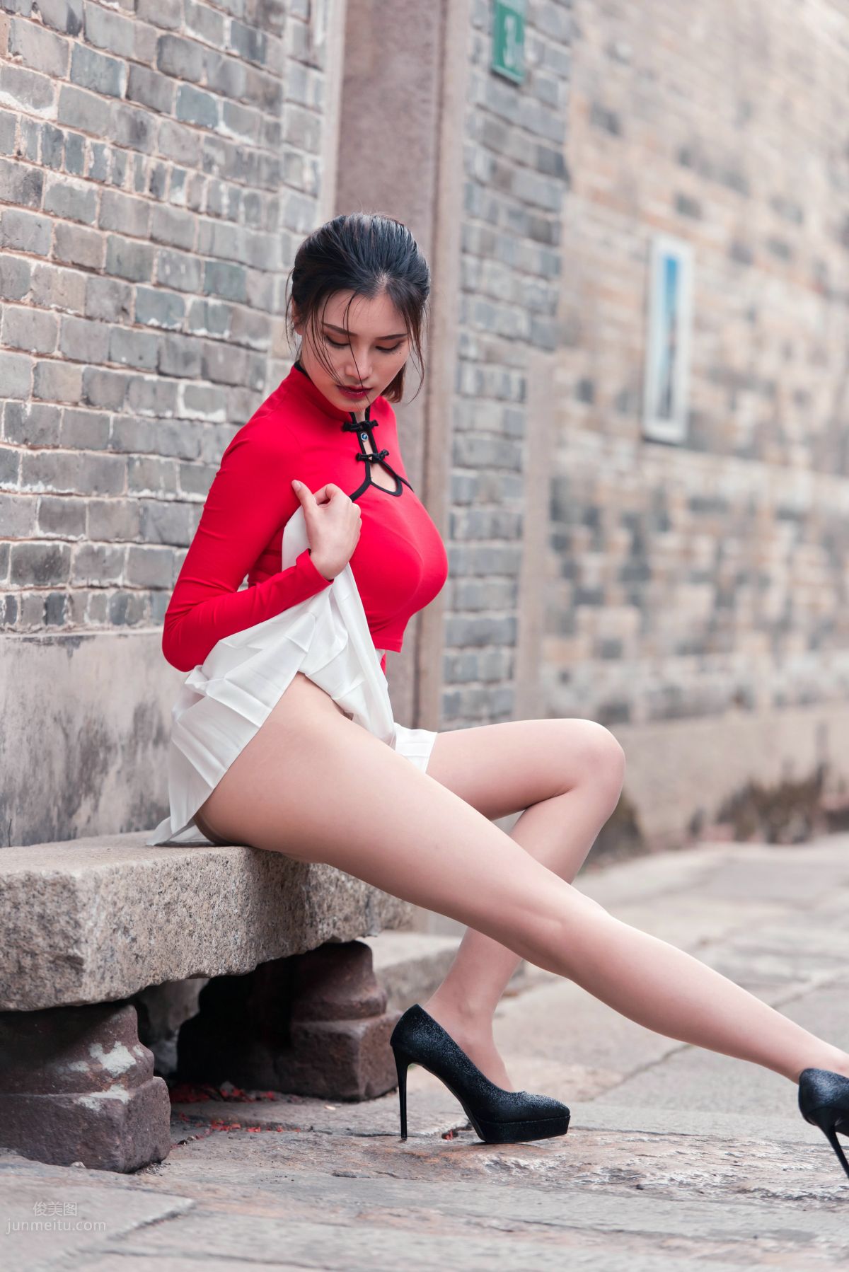 [Mojing Street] 118 Top-Quality Beauty with Silk Stockings in Red Top and White Skirt, Spring Scenery in the Ancient Village photo 69
